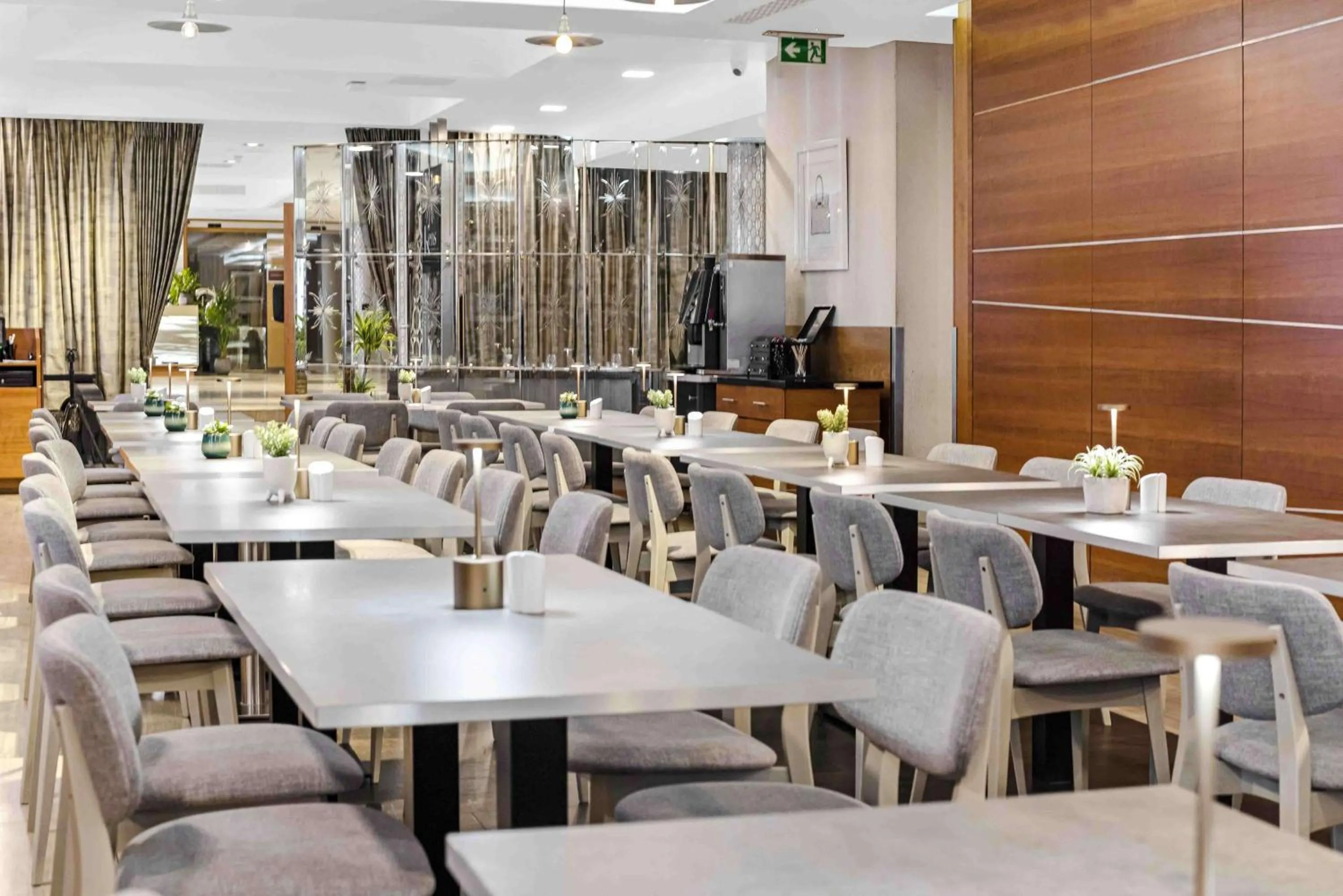 Lounge or bar in Doubletree By Hilton London Kensington