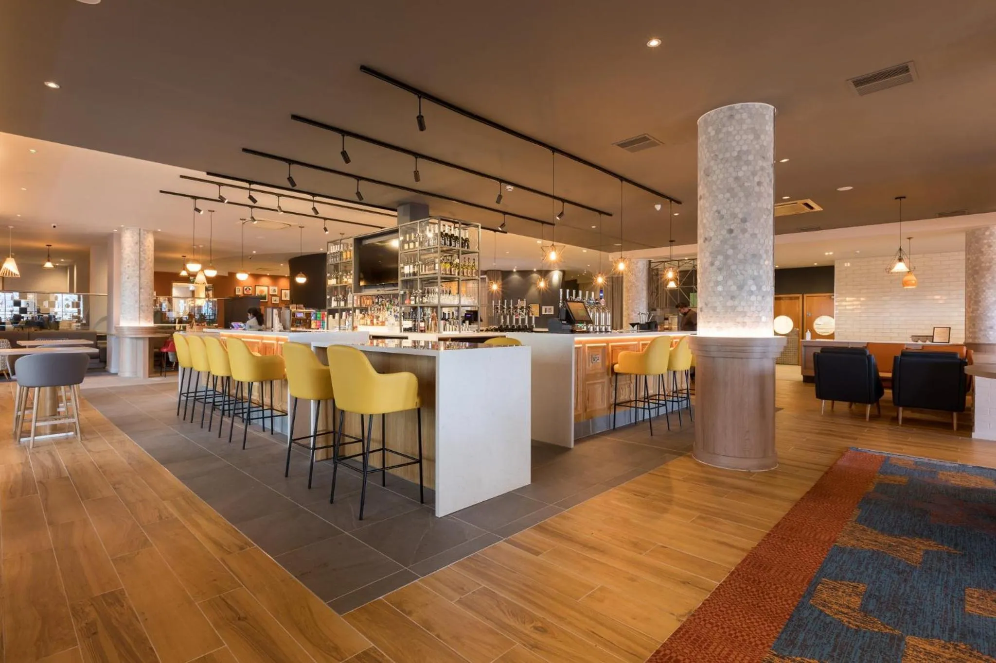 Lounge or bar in Holiday Inn Edinburgh Zoo by IHG