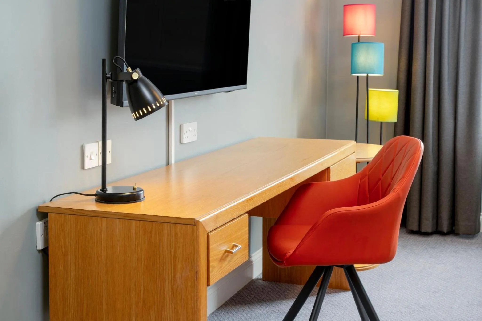 Photo of the whole room in Holiday Inn Edinburgh Zoo by IHG