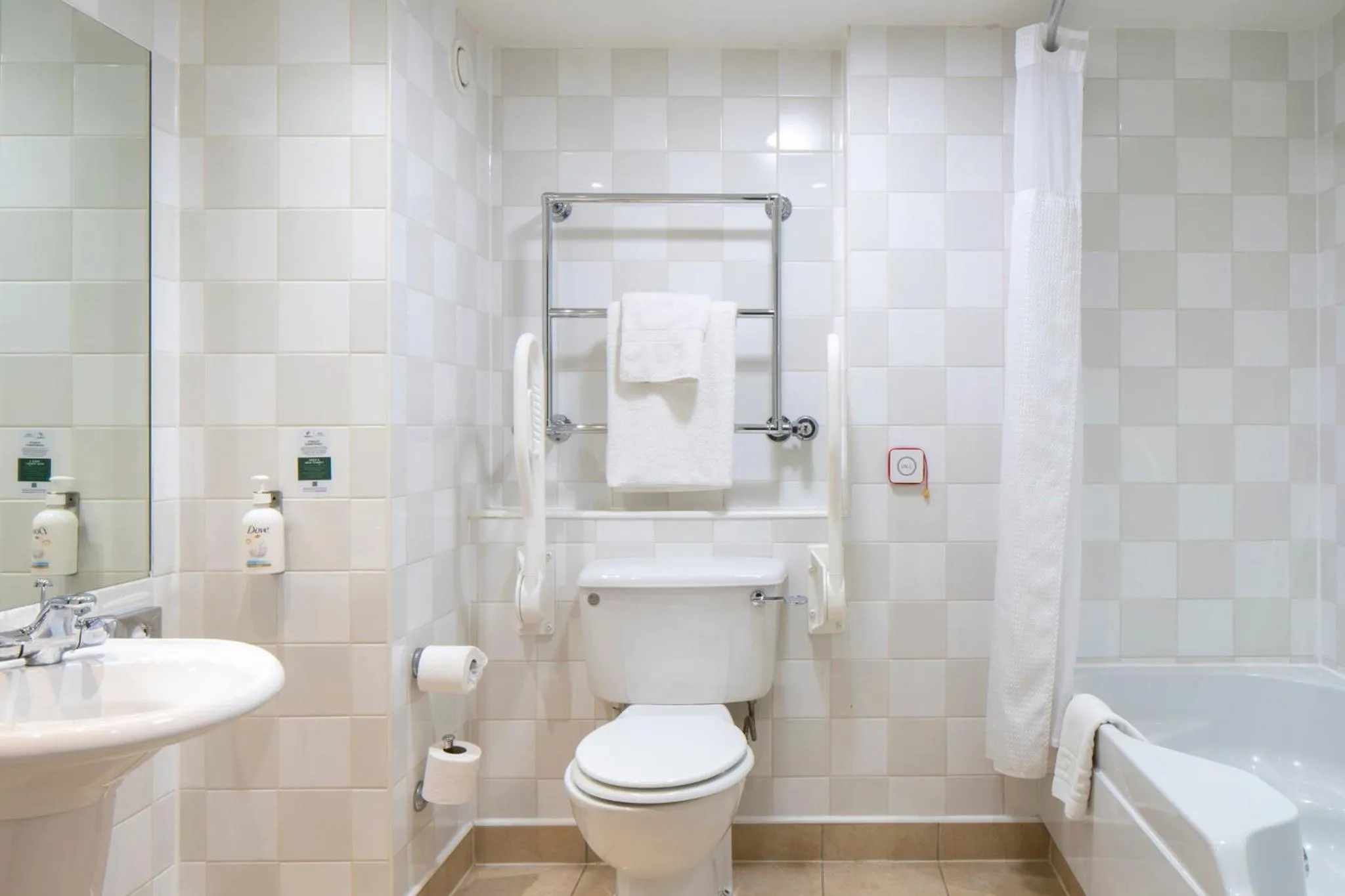 Photo of the whole room in Holiday Inn Edinburgh Zoo by IHG