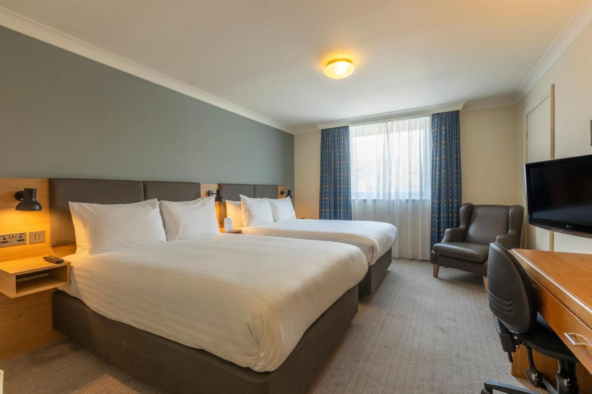 Photo of the whole room, Bed in Holiday Inn Edinburgh Zoo by IHG