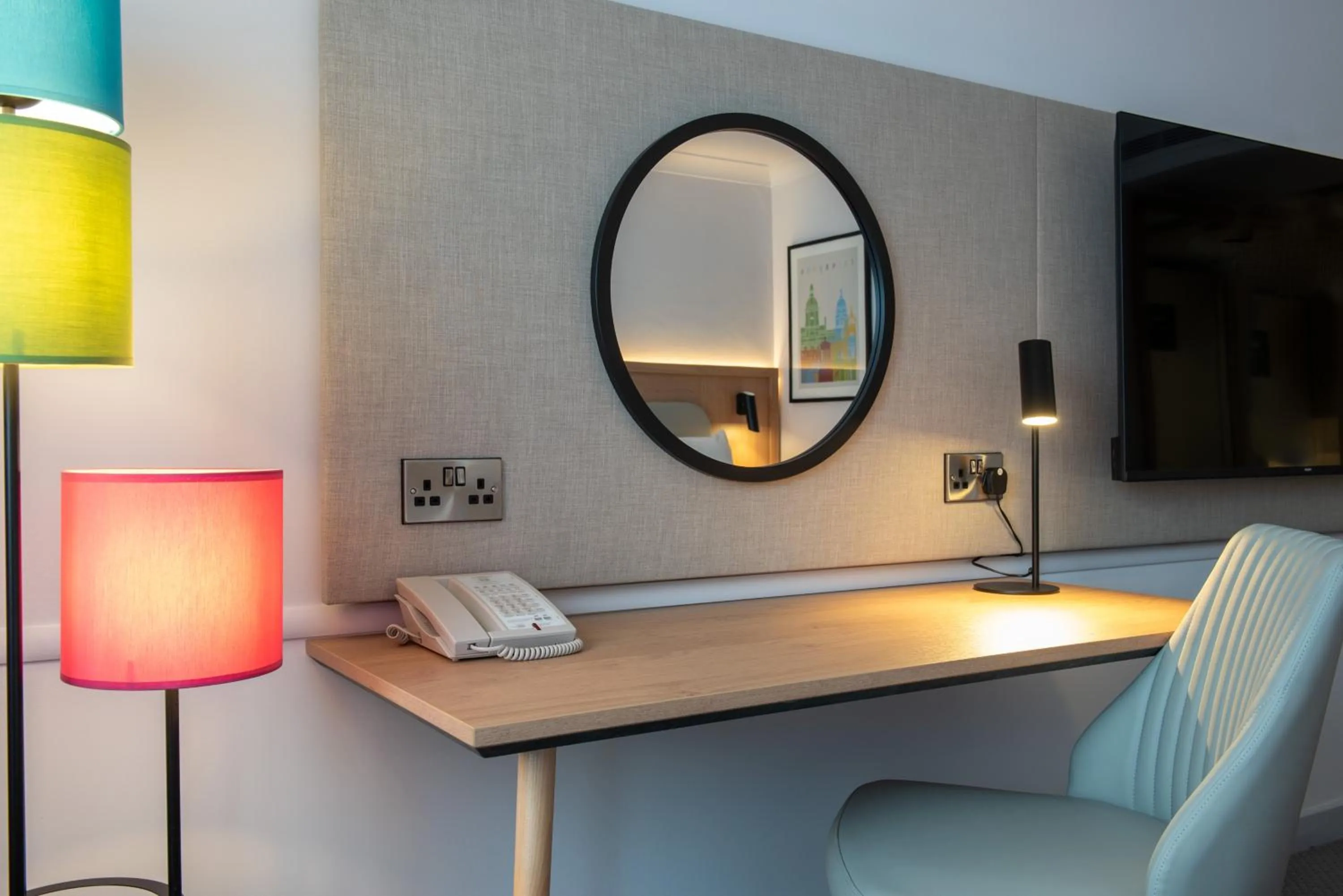 Photo of the whole room in Holiday Inn Edinburgh Zoo by IHG