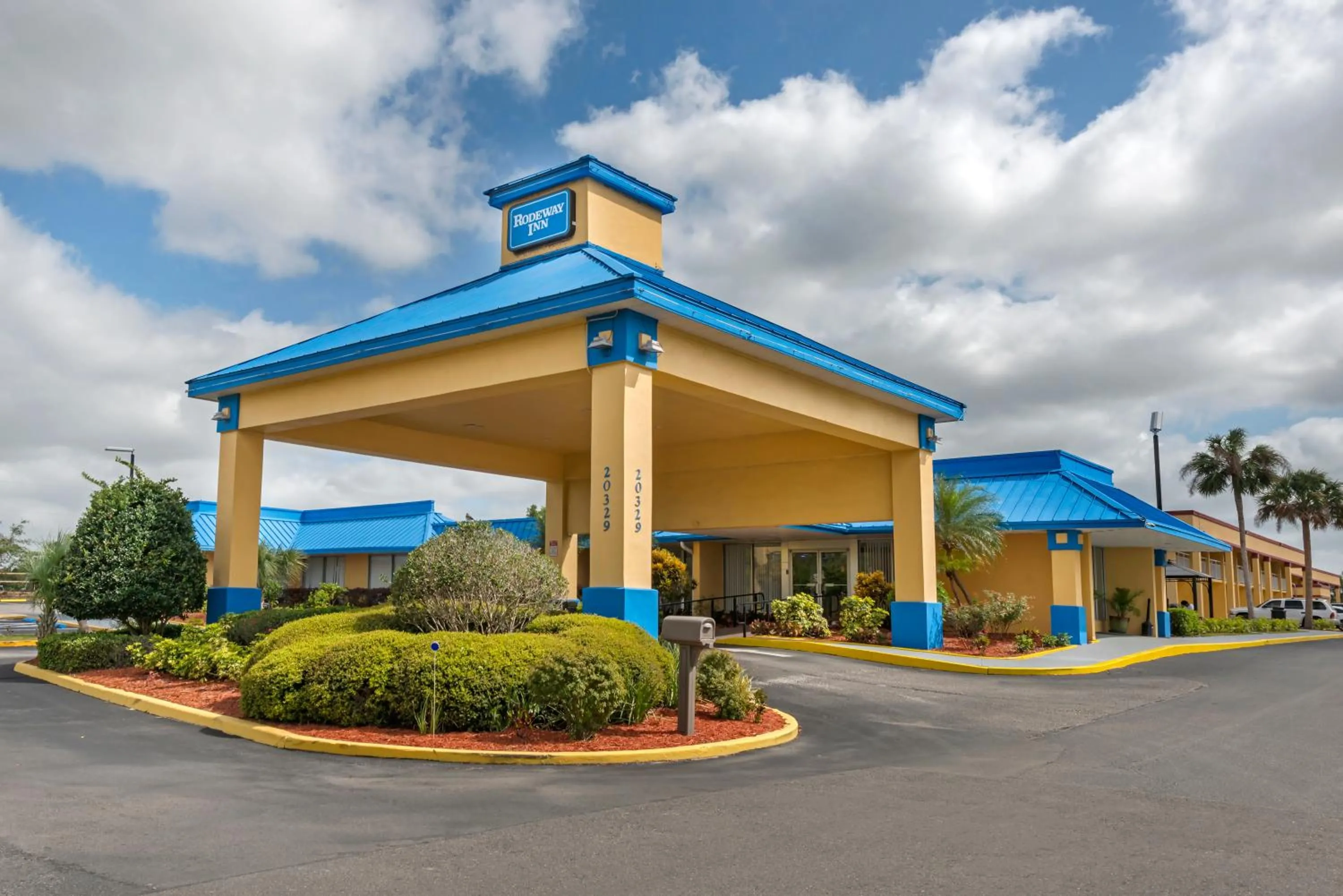 Property building in Rodeway Inn Clermont North