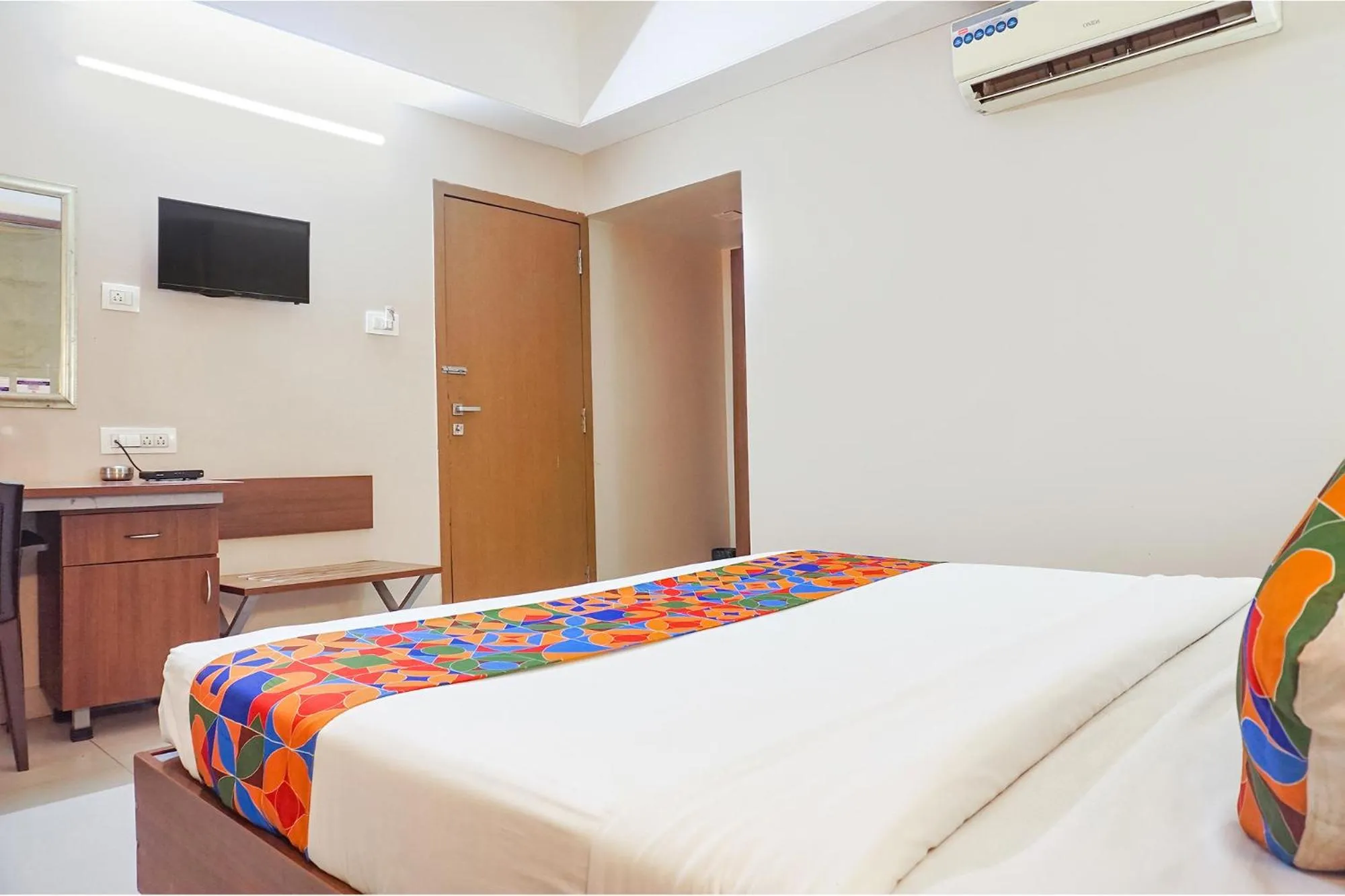 Bed in FabHotel Classic Executive - Nr Sasvad Road Railway Station