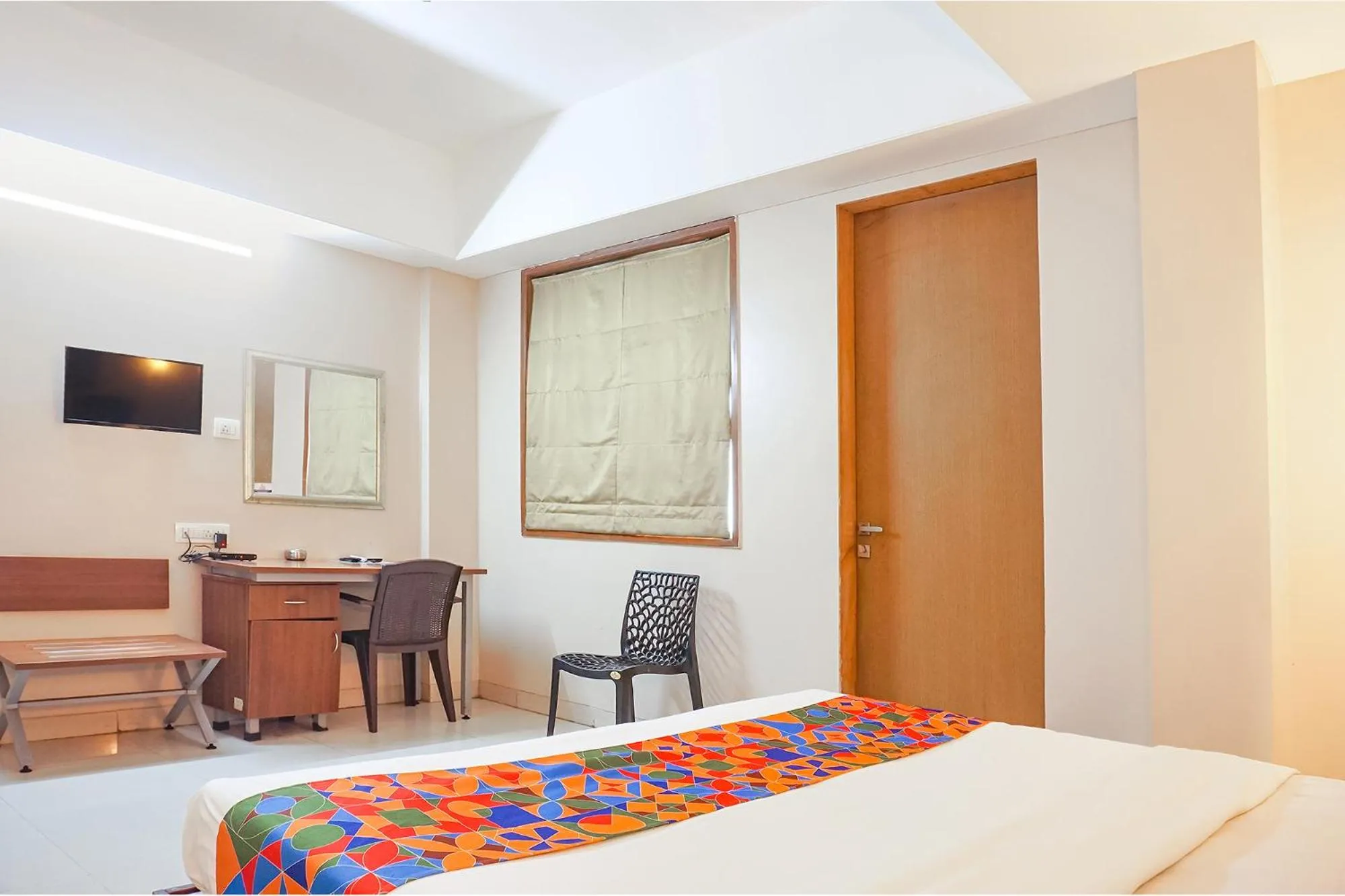 Bed in FabHotel Classic Executive - Nr Sasvad Road Railway Station