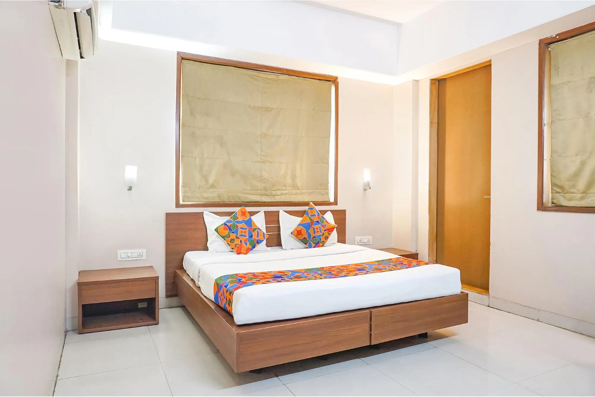 Bed in FabHotel Classic Executive - Nr Sasvad Road Railway Station