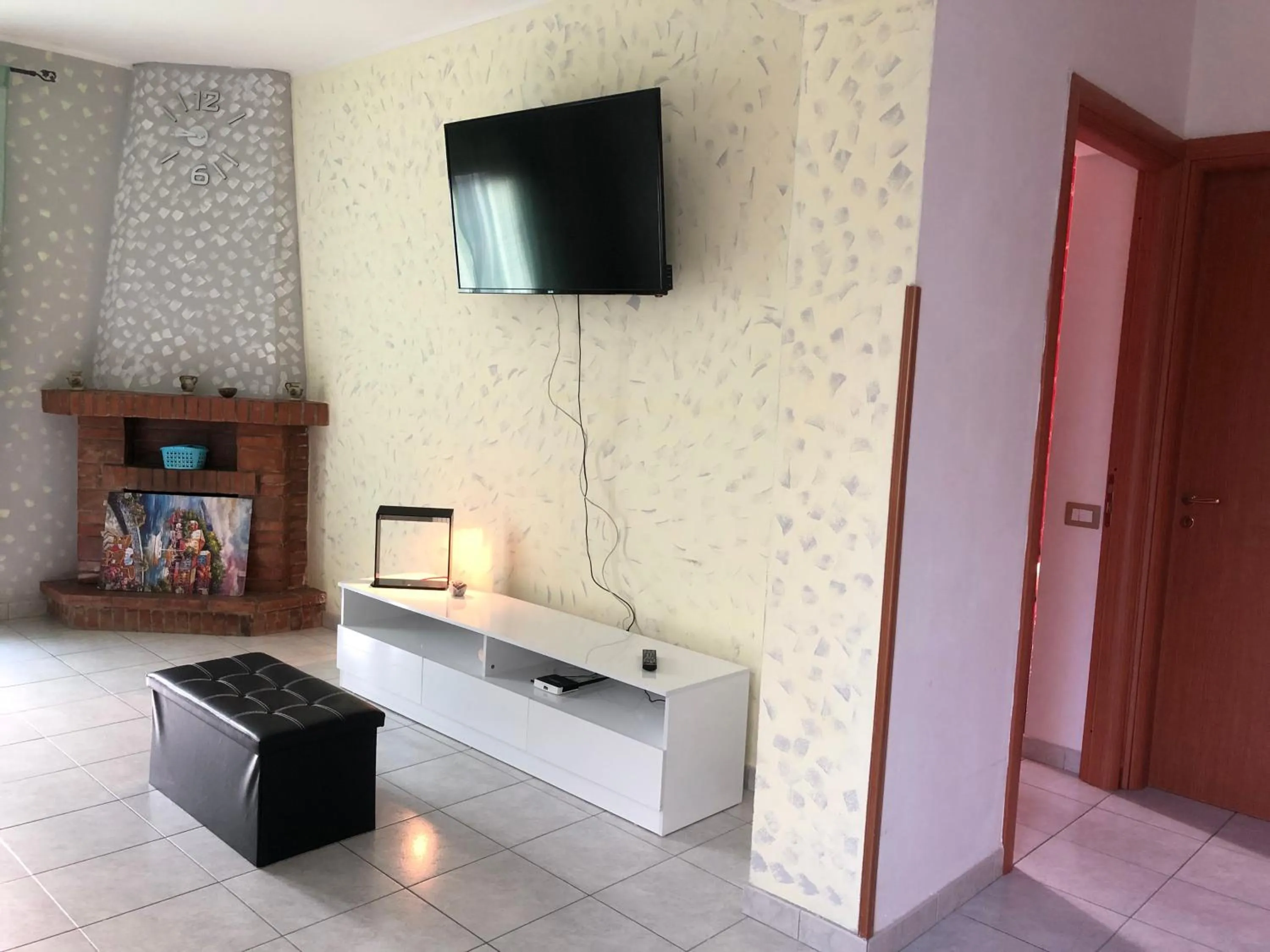 Communal lounge/ TV room in B&B Al Castello