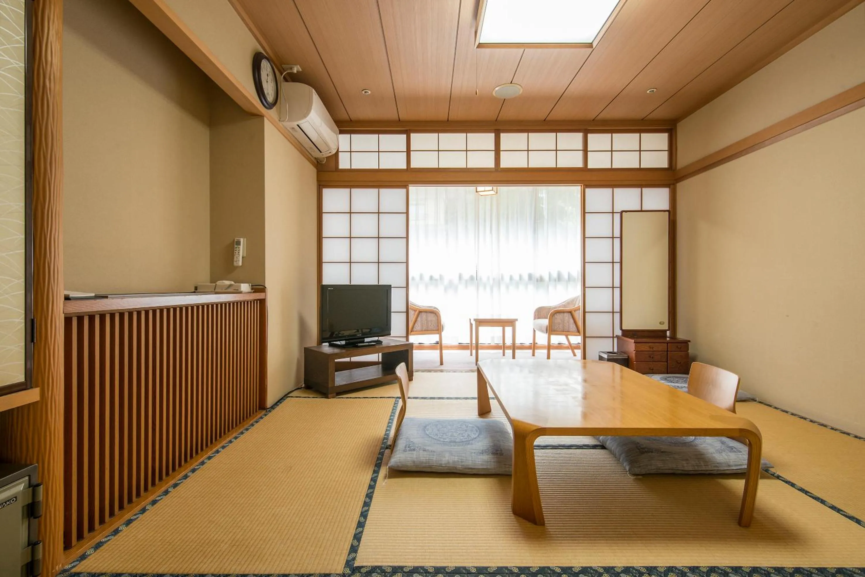 Photo of the whole room in New Welcity Yugawara