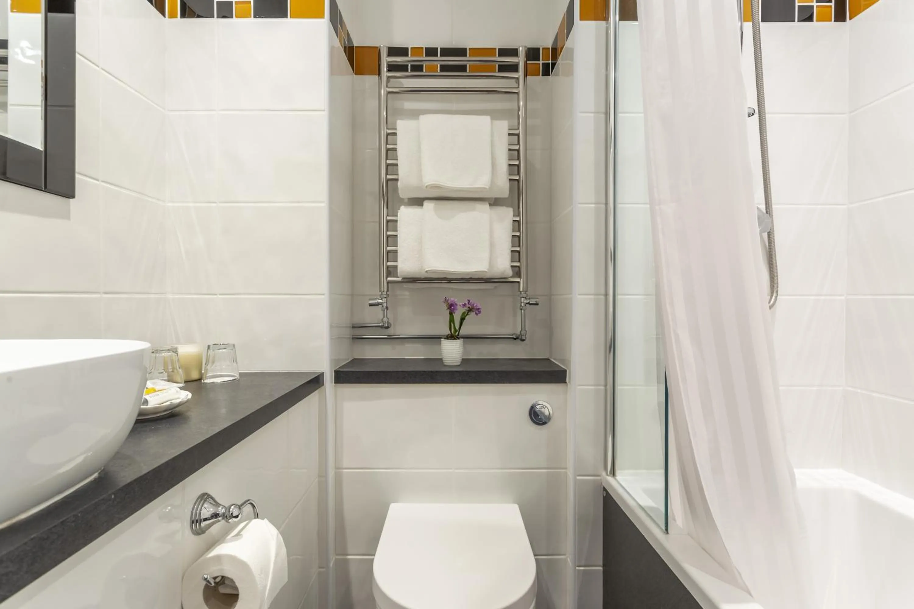 Bathroom in Cairndale Hotel & Spa