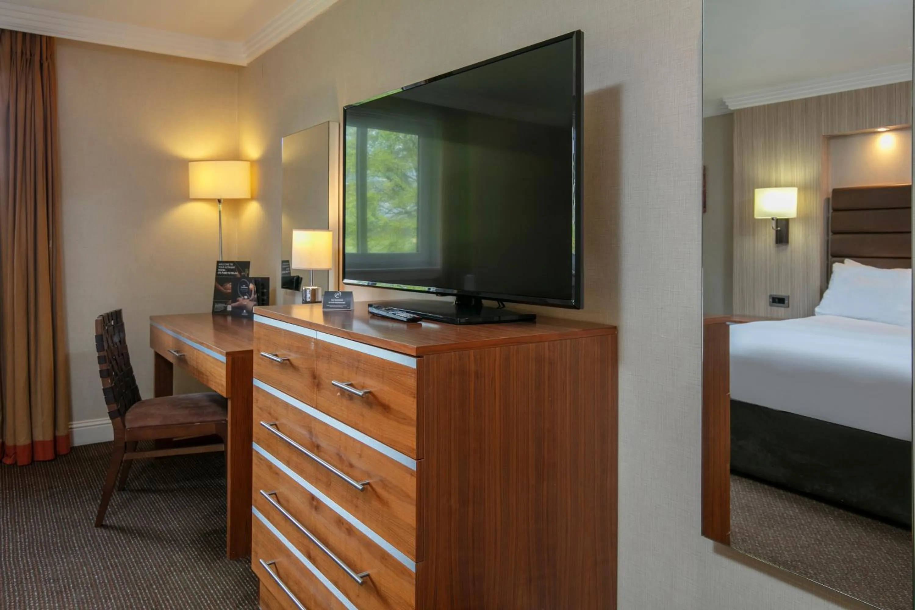 TV and multimedia, Bed in Glasgow Westerwood Hotel, Spa & Golf Resort