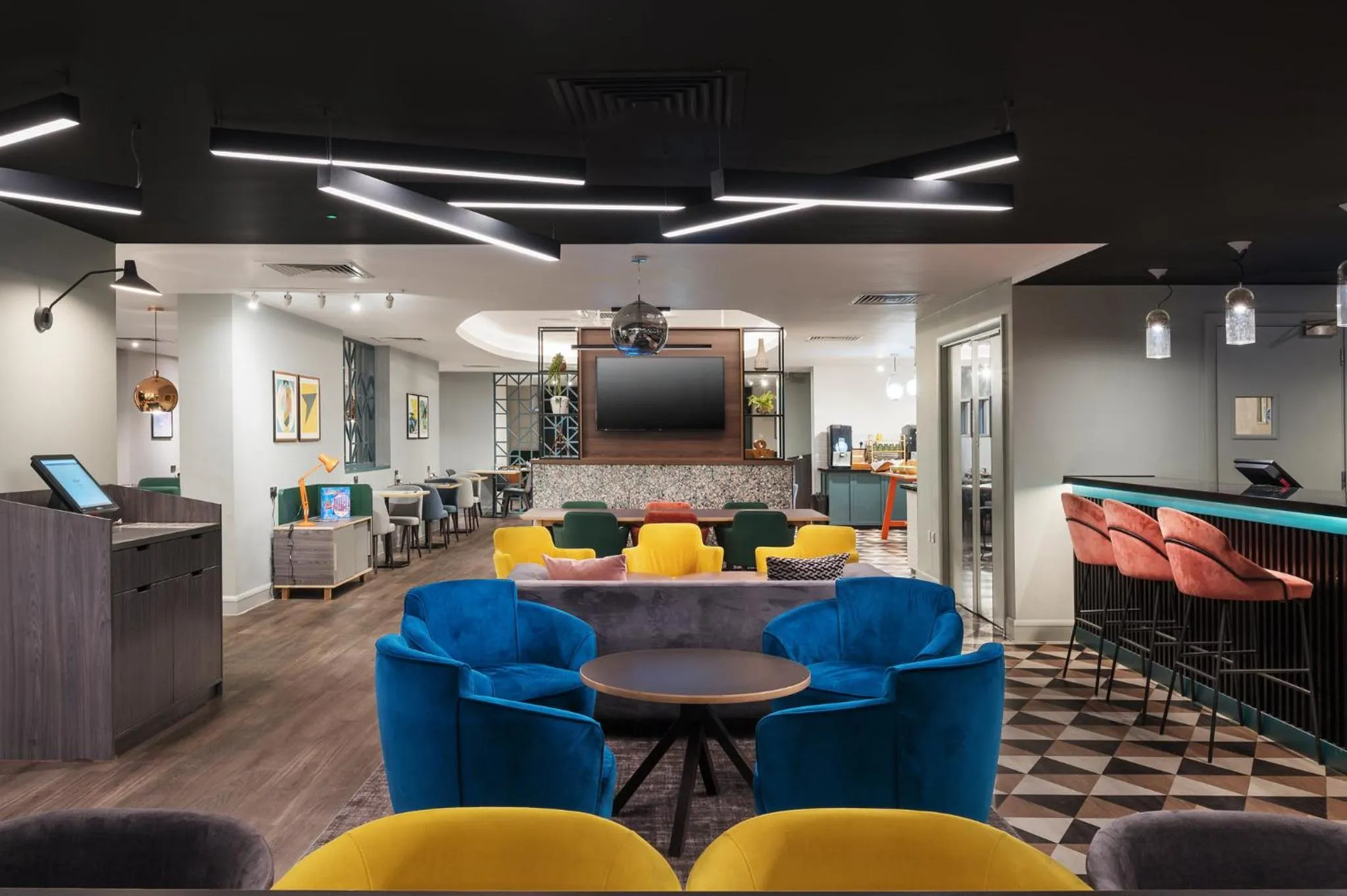 Lounge or bar in Holiday Inn Rochester-Chatham by IHG