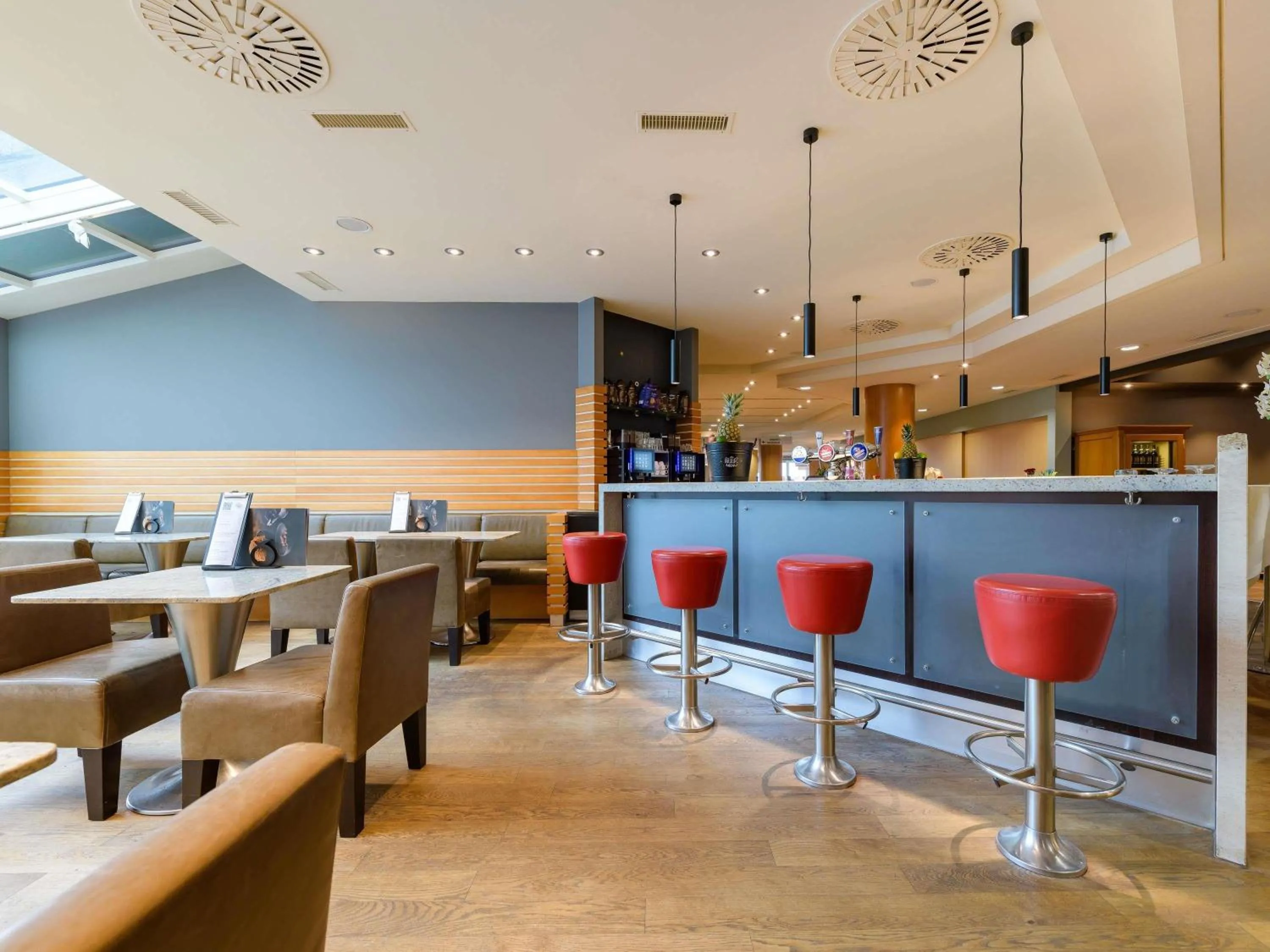 Lounge or bar in Mövenpick Hotel Egerkingen