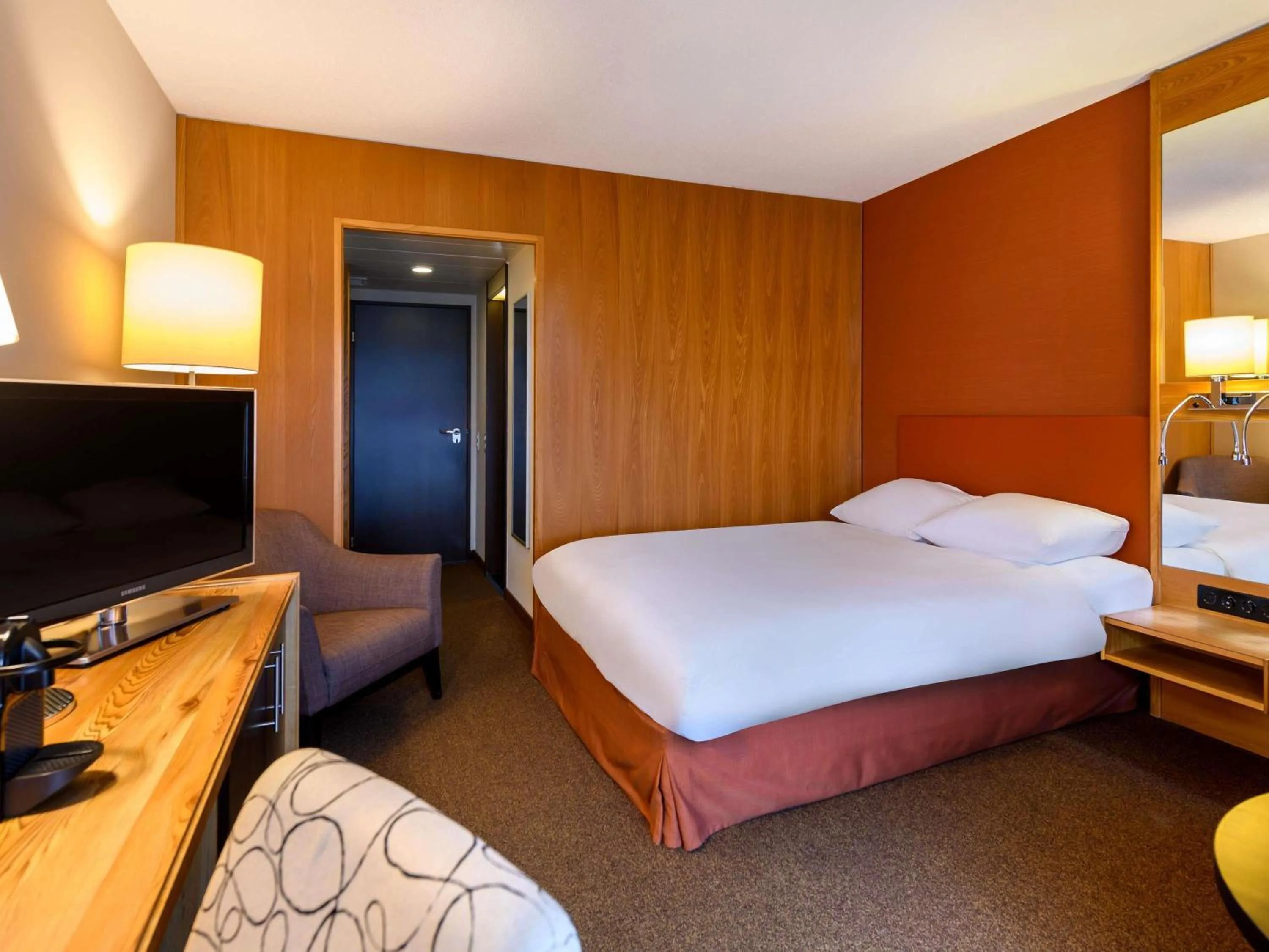 Bedroom, Bed in Mövenpick Hotel Egerkingen