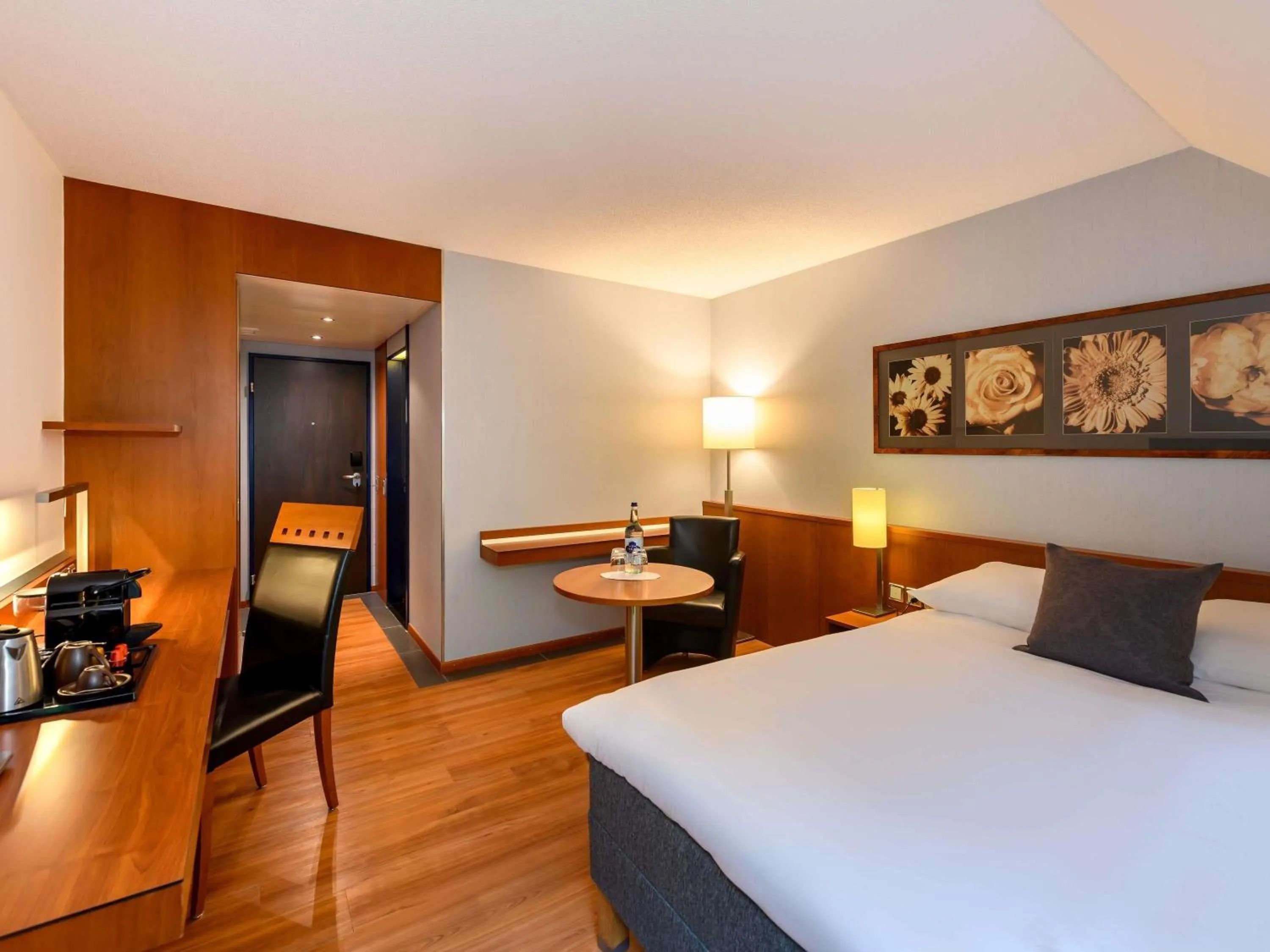 Bedroom, Bed in Mövenpick Hotel Egerkingen