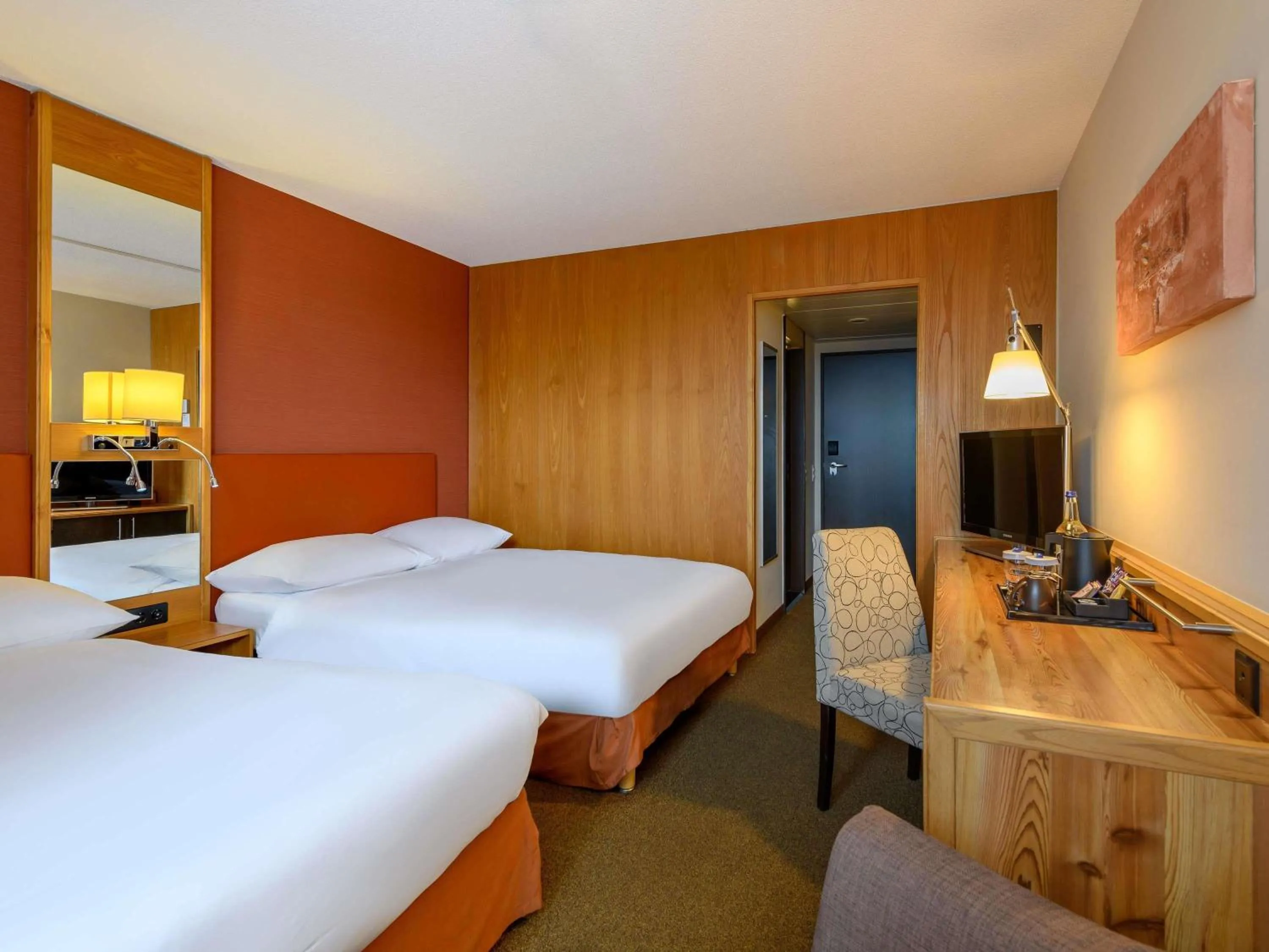 Bedroom, Bed in Mövenpick Hotel Egerkingen