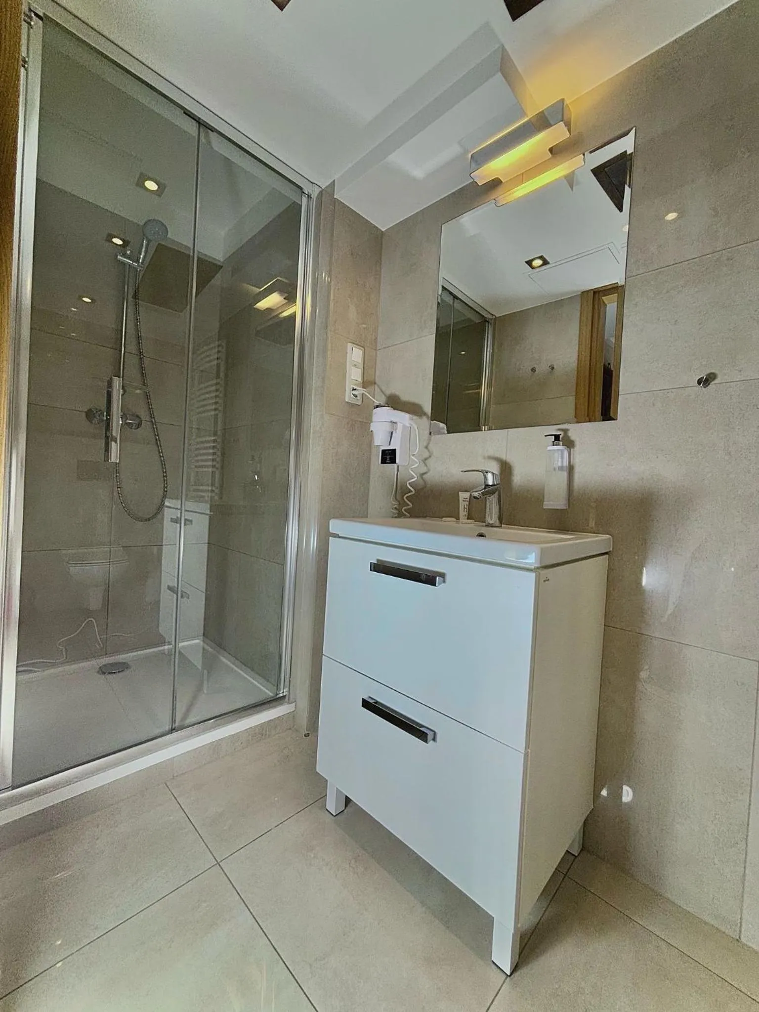 Shower in Boutique Provincja Winebar & Rooms