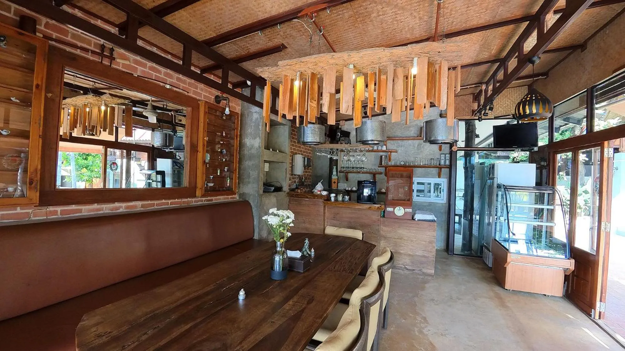 Restaurant/places to eat in Tolani Riverside Villa