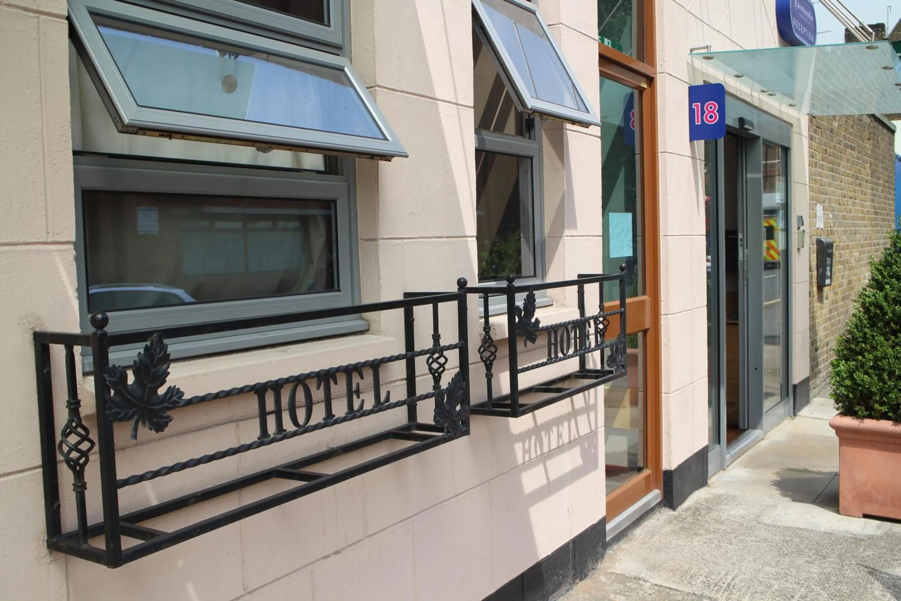 Facade/entrance in Eurotraveller Hotel- Express (Elephant & Castle)