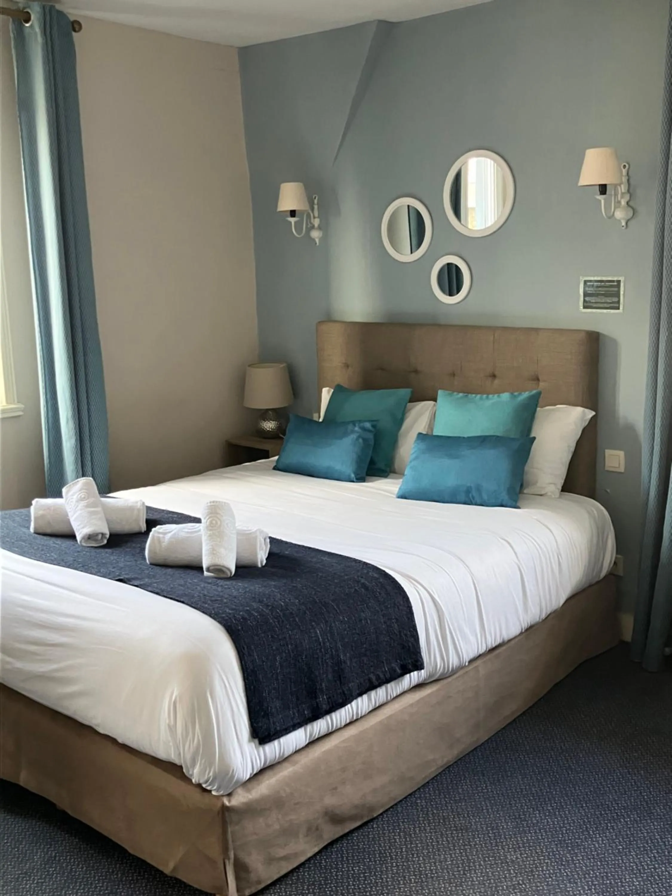 Bed in Hôtel de la Côte Fleurie