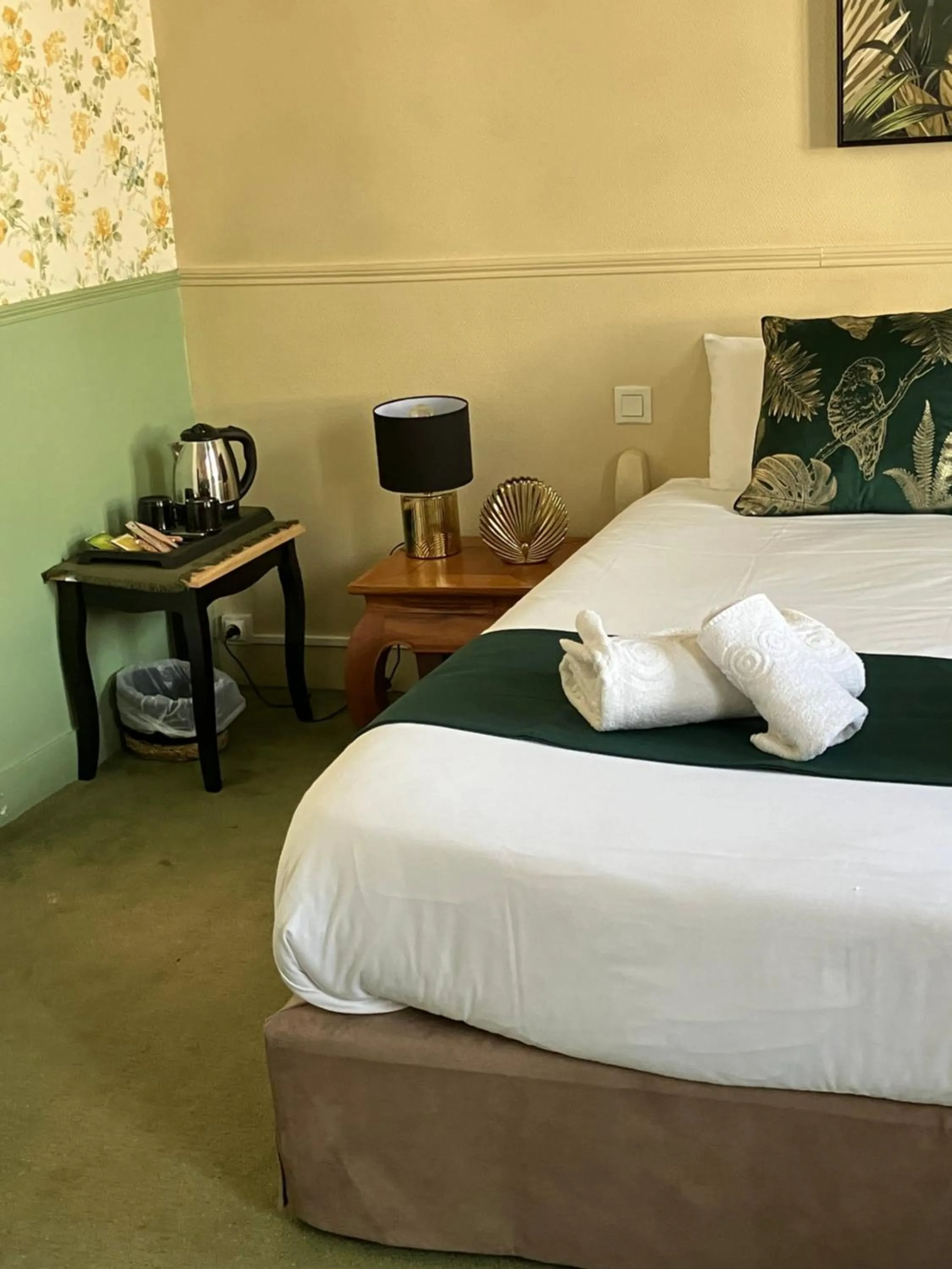 hair dresser, Bed in Hôtel de la Côte Fleurie