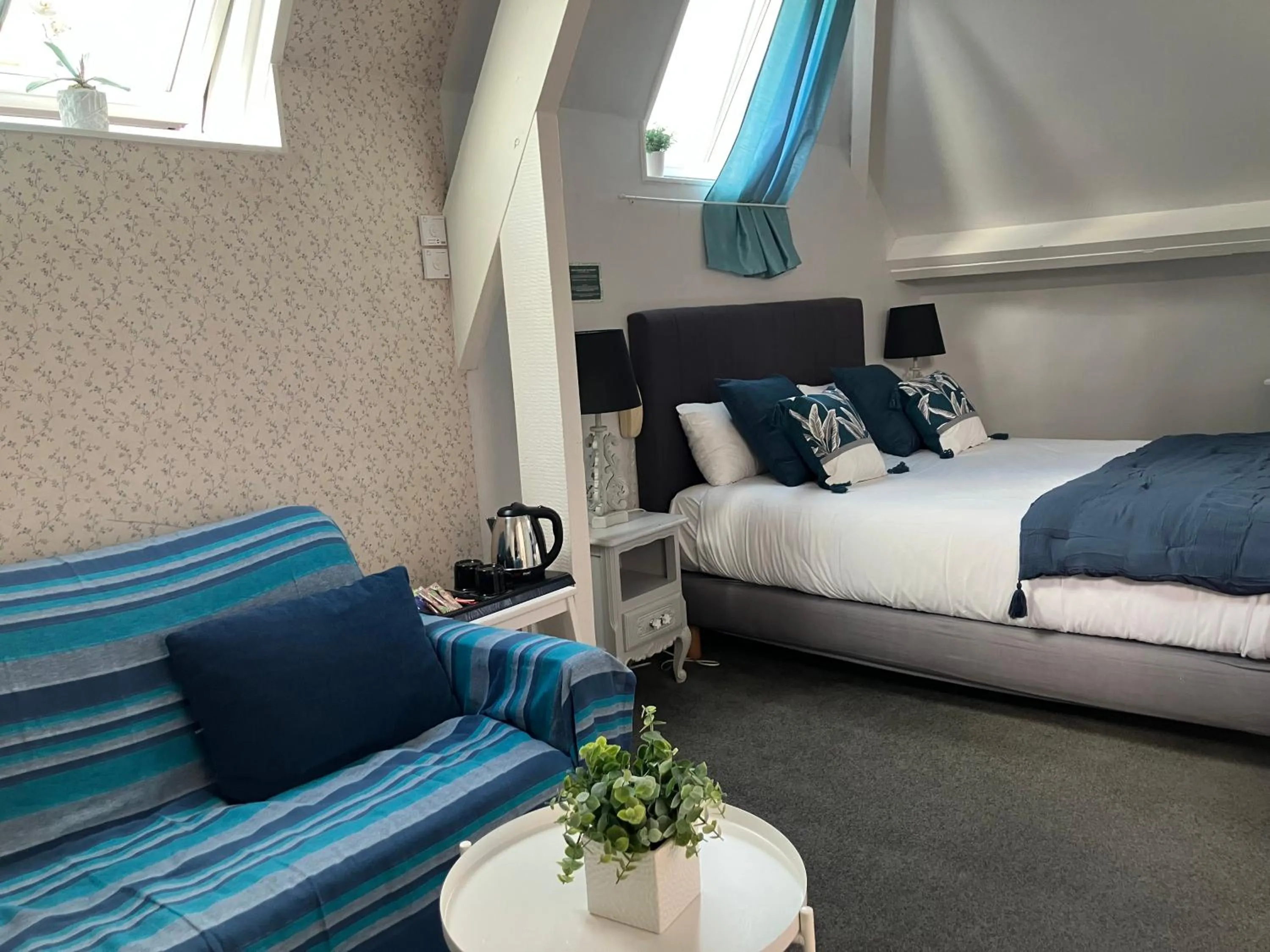 Coffee/tea facilities, Bed in Hôtel de la Côte Fleurie