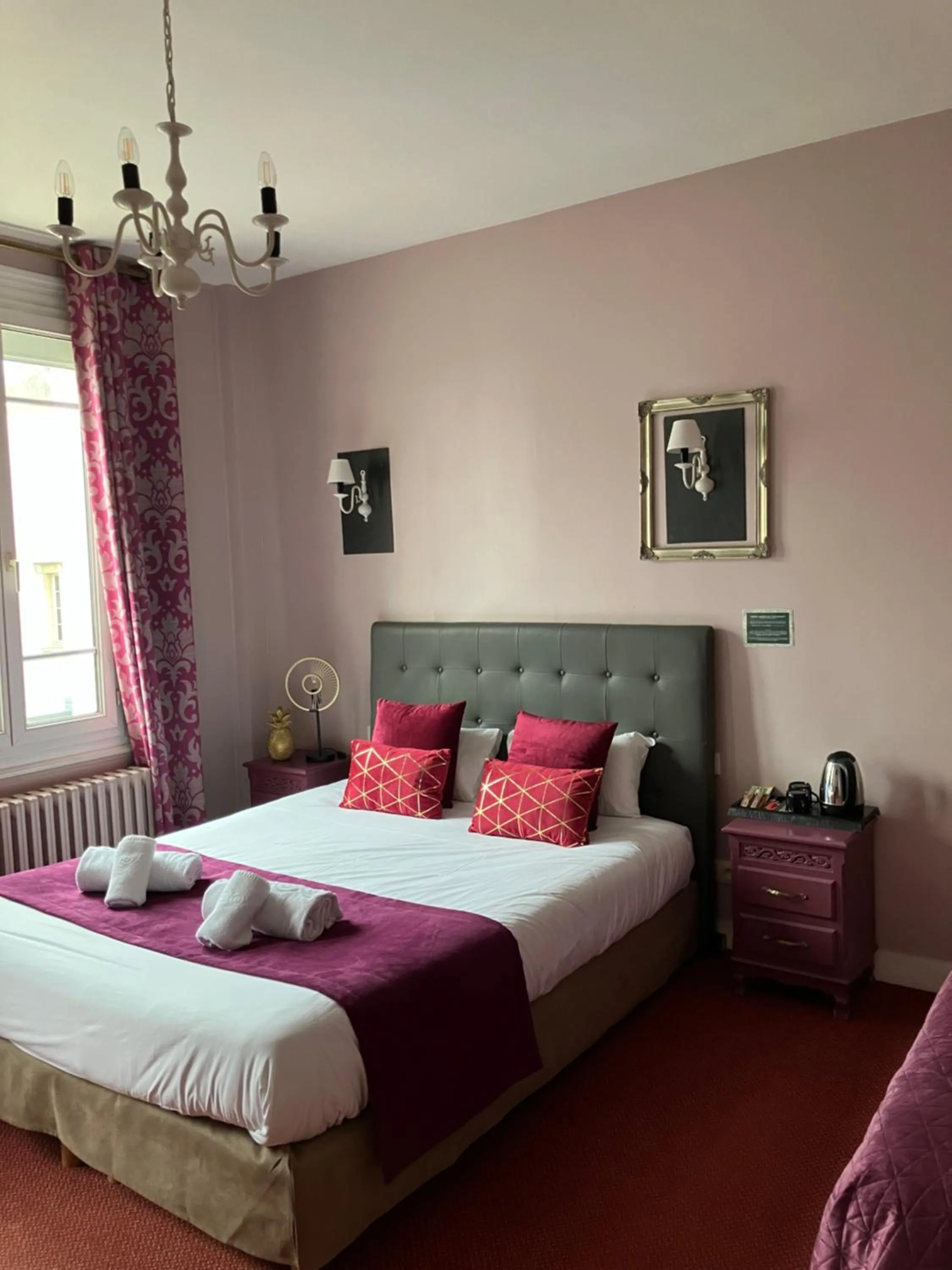 Bed in Hôtel de la Côte Fleurie