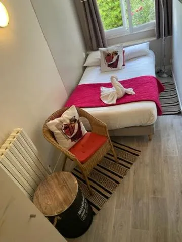 Garden view, Bed in Hôtel de la Côte Fleurie