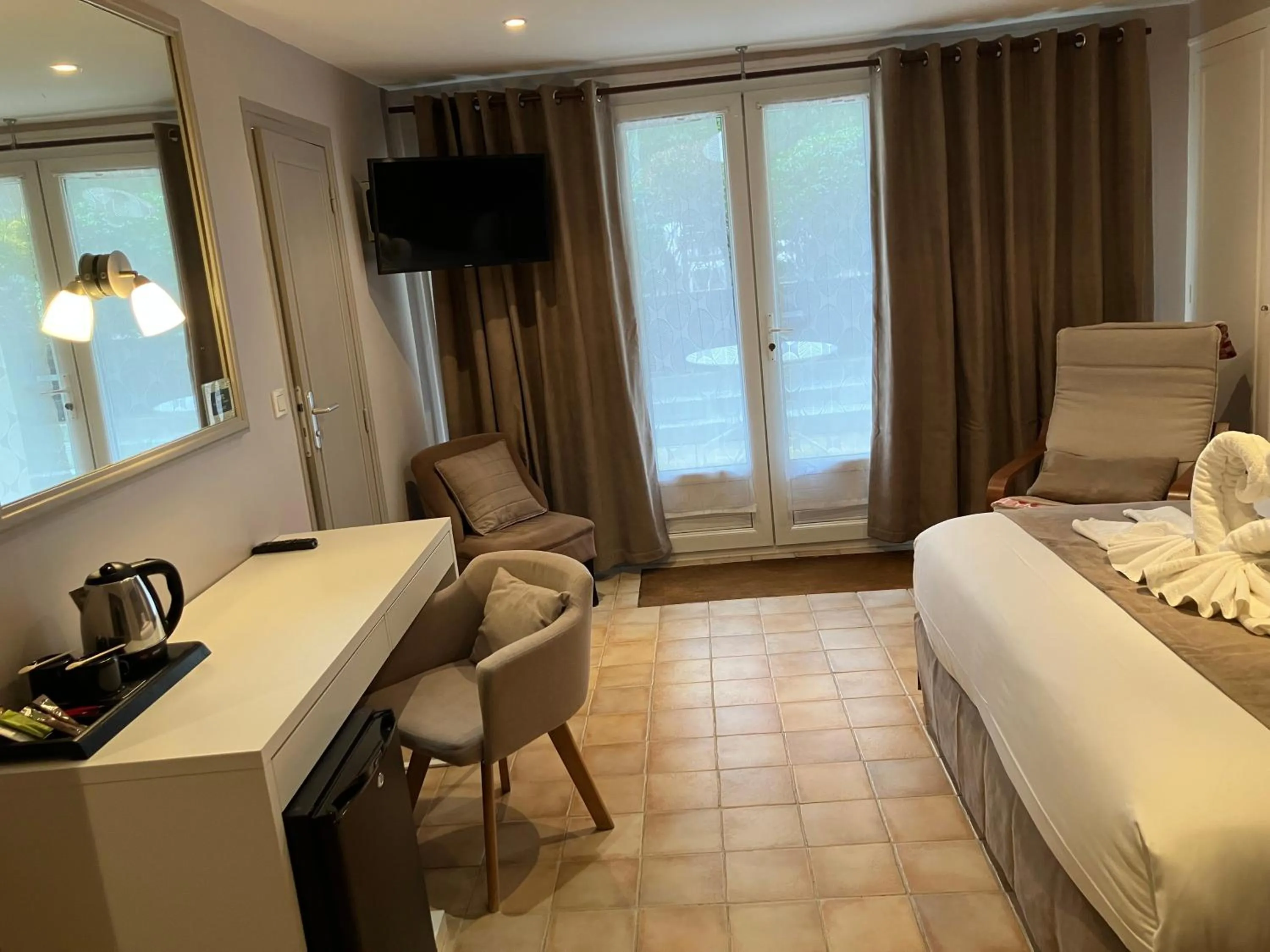 Balcony/Terrace, Bed in Hôtel de la Côte Fleurie