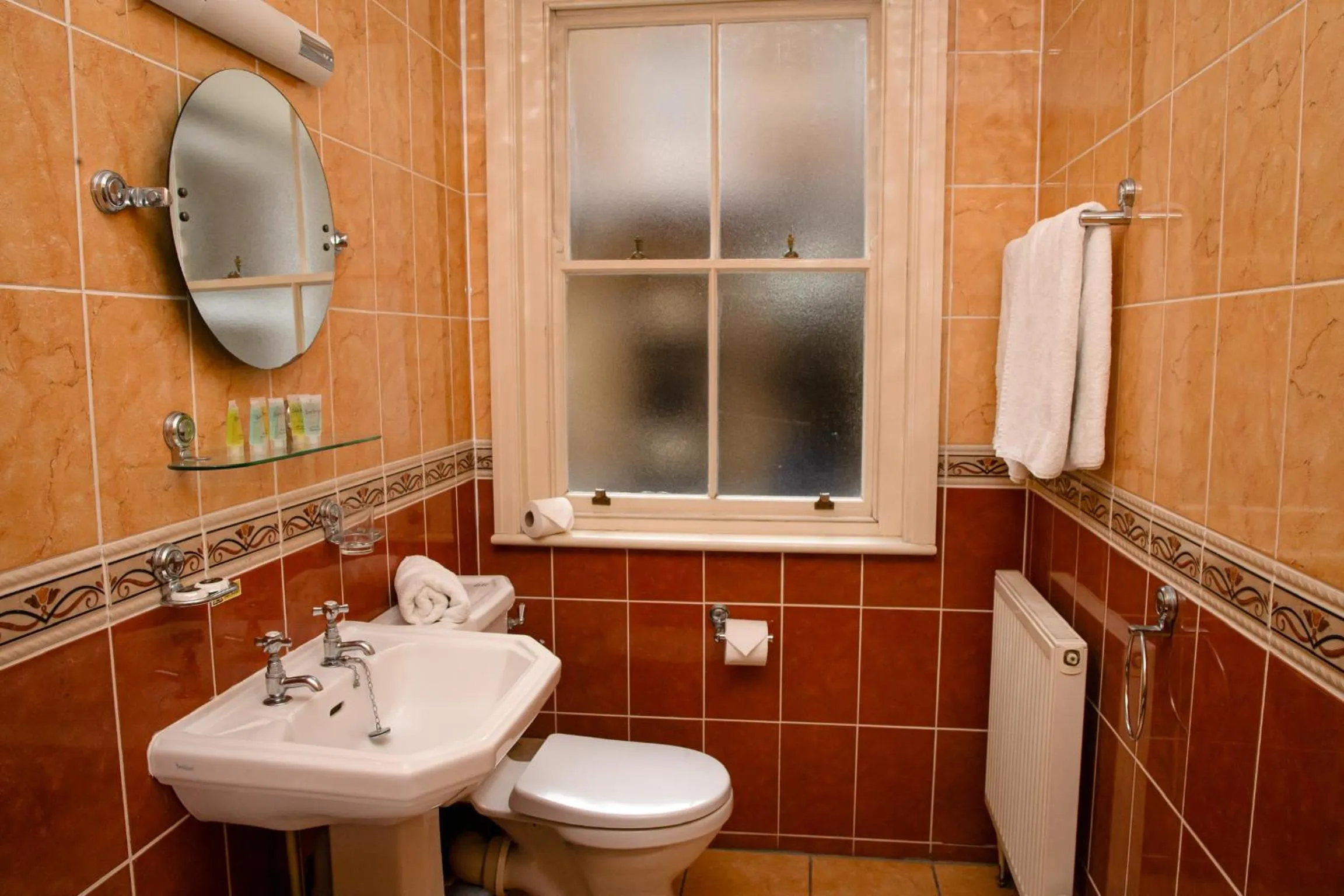 Shower in The Royal Oak Hotel