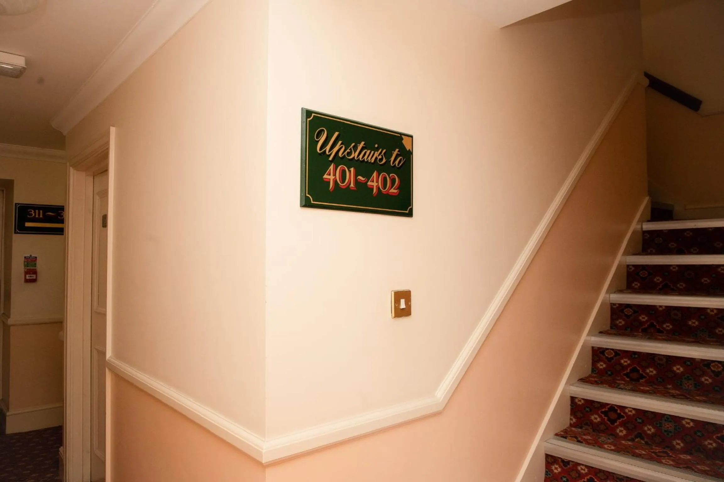 Logo/Certificate/Sign in The Royal Oak Hotel