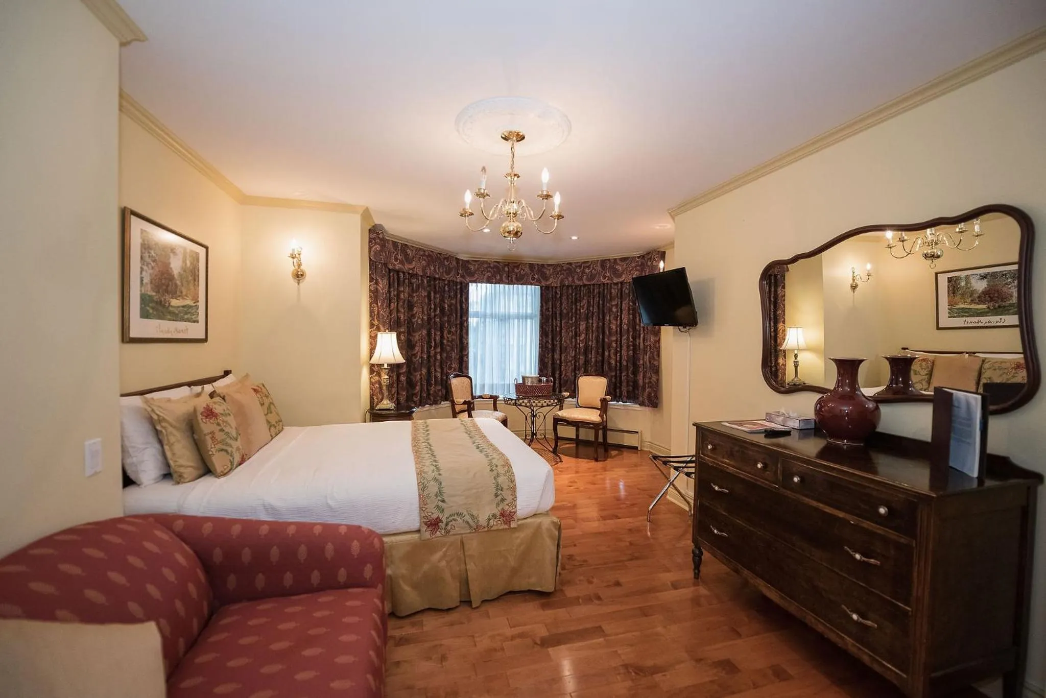 Bed in Manoir Sherbrooke