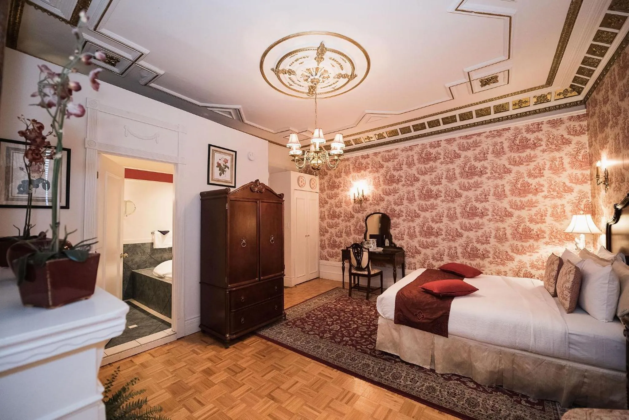 Bed in Manoir Sherbrooke