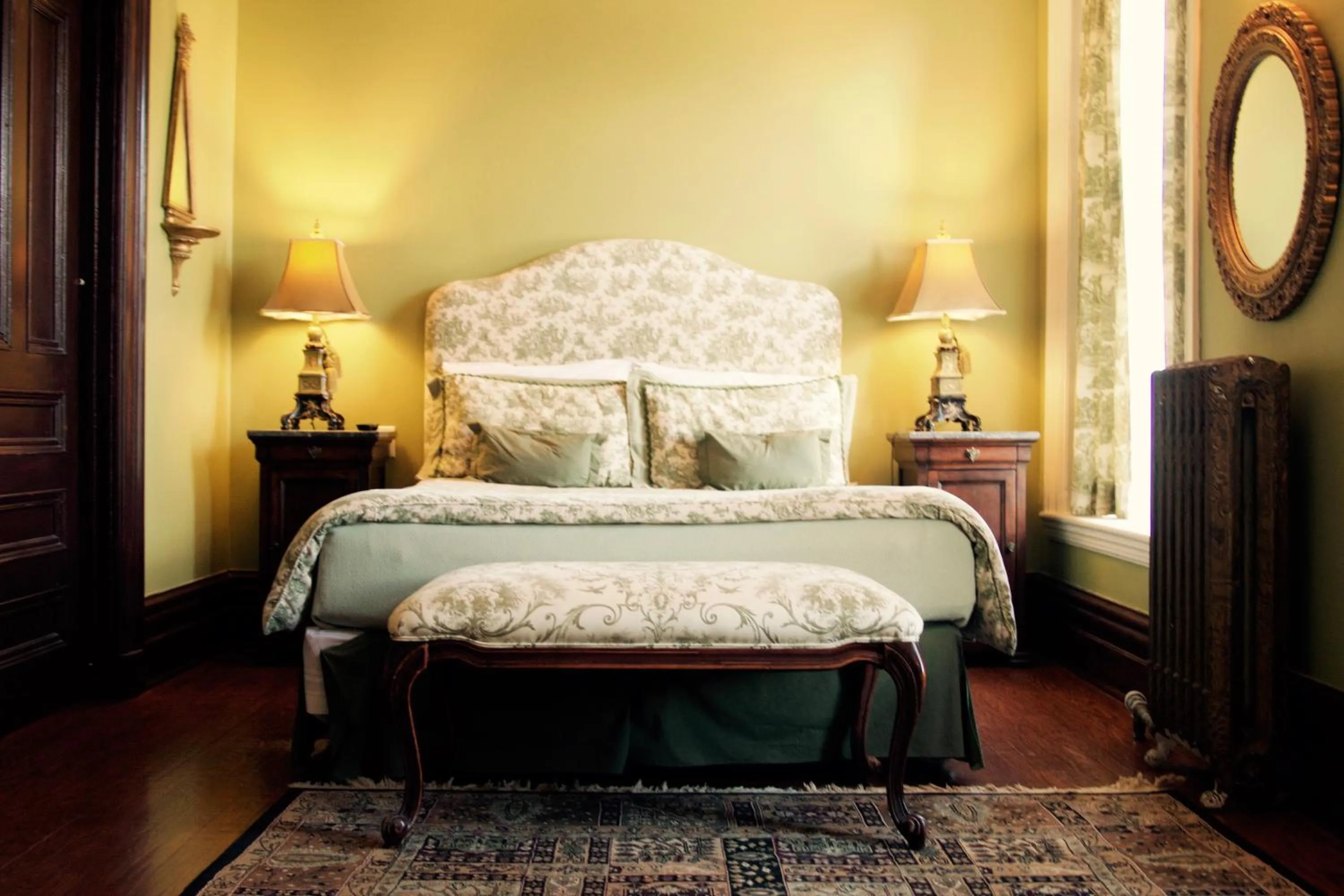 Photo of the whole room, Bed in Manoir Sherbrooke