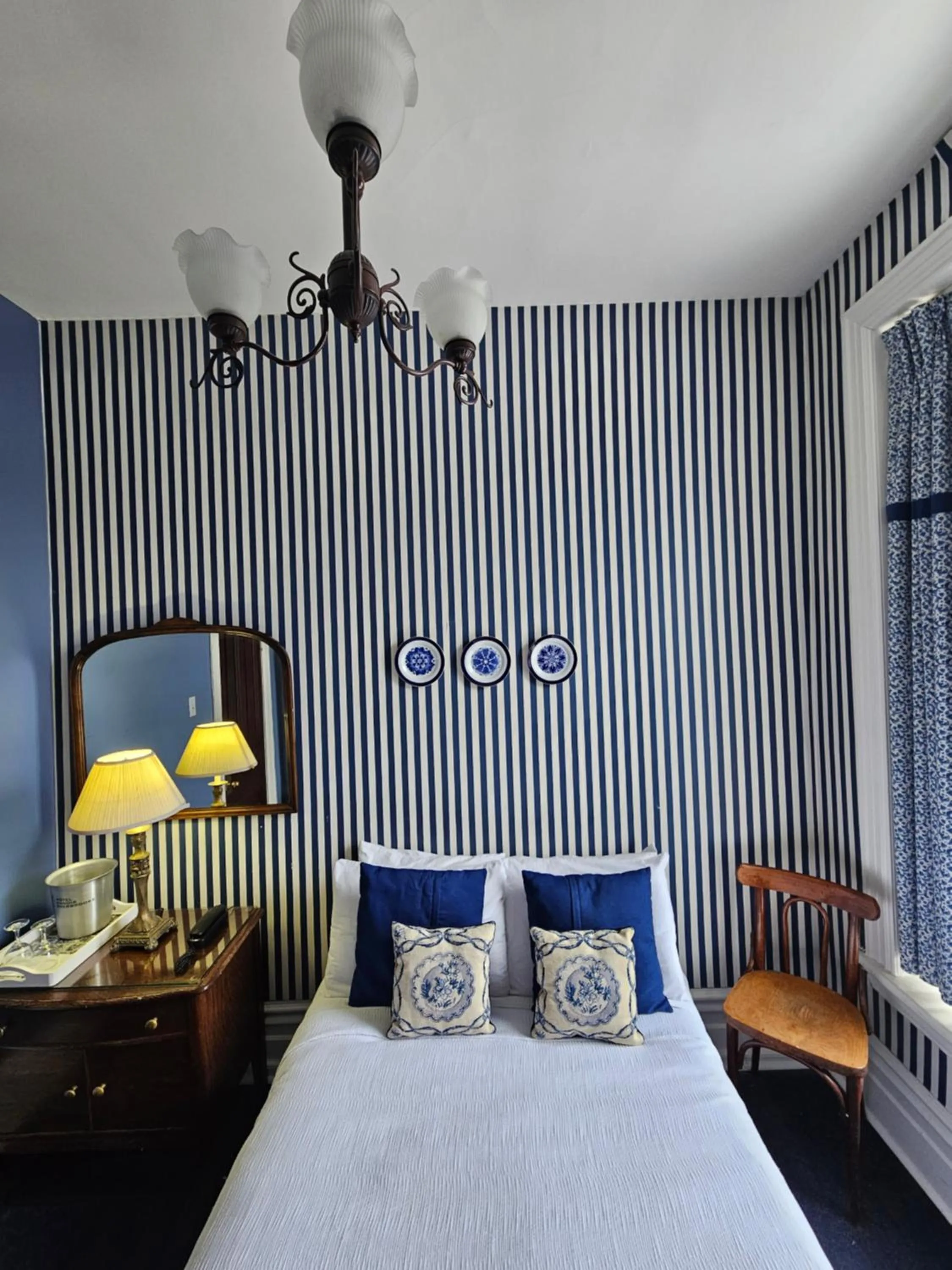 Photo of the whole room, Bed in Manoir Sherbrooke