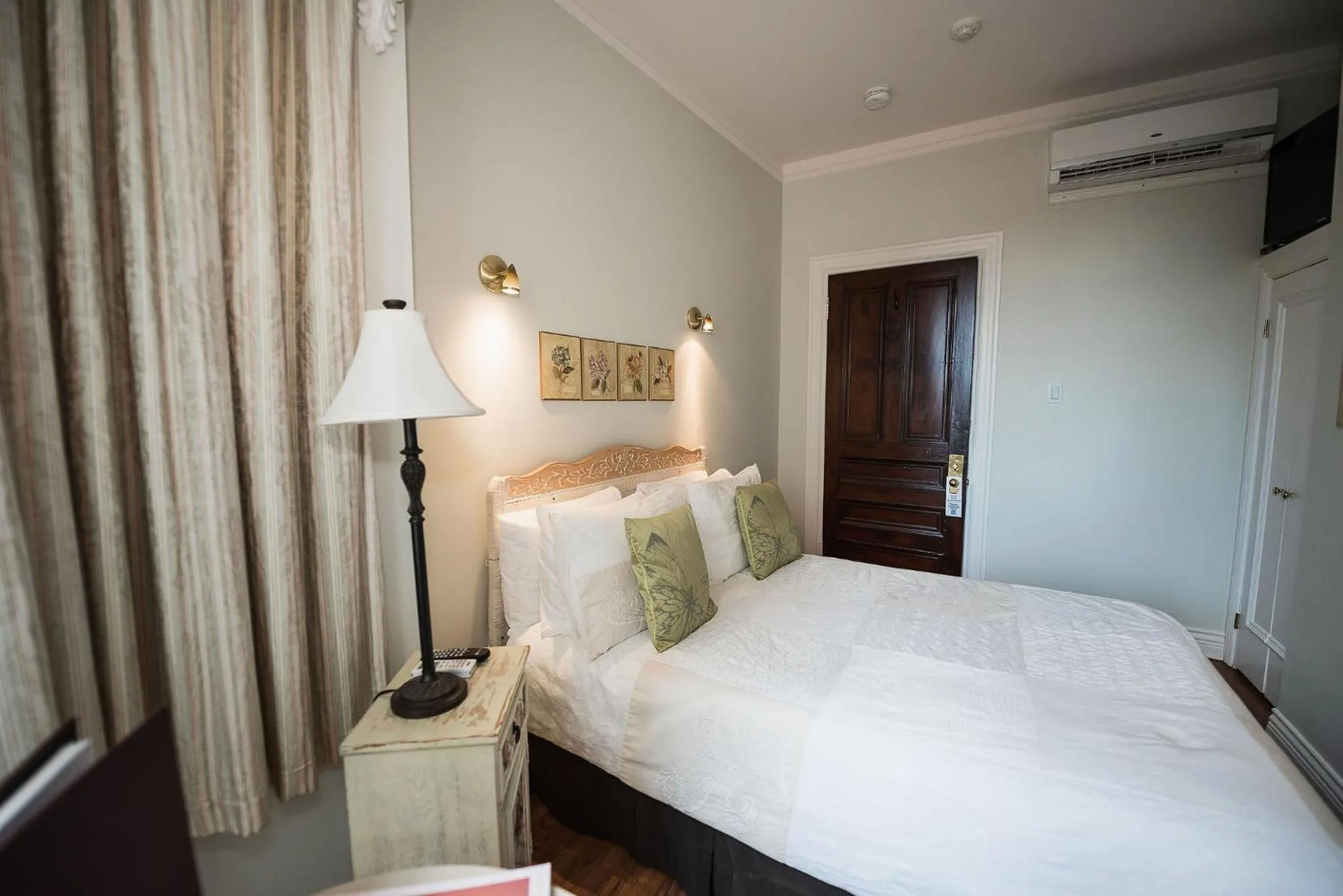 Bed in Manoir Sherbrooke