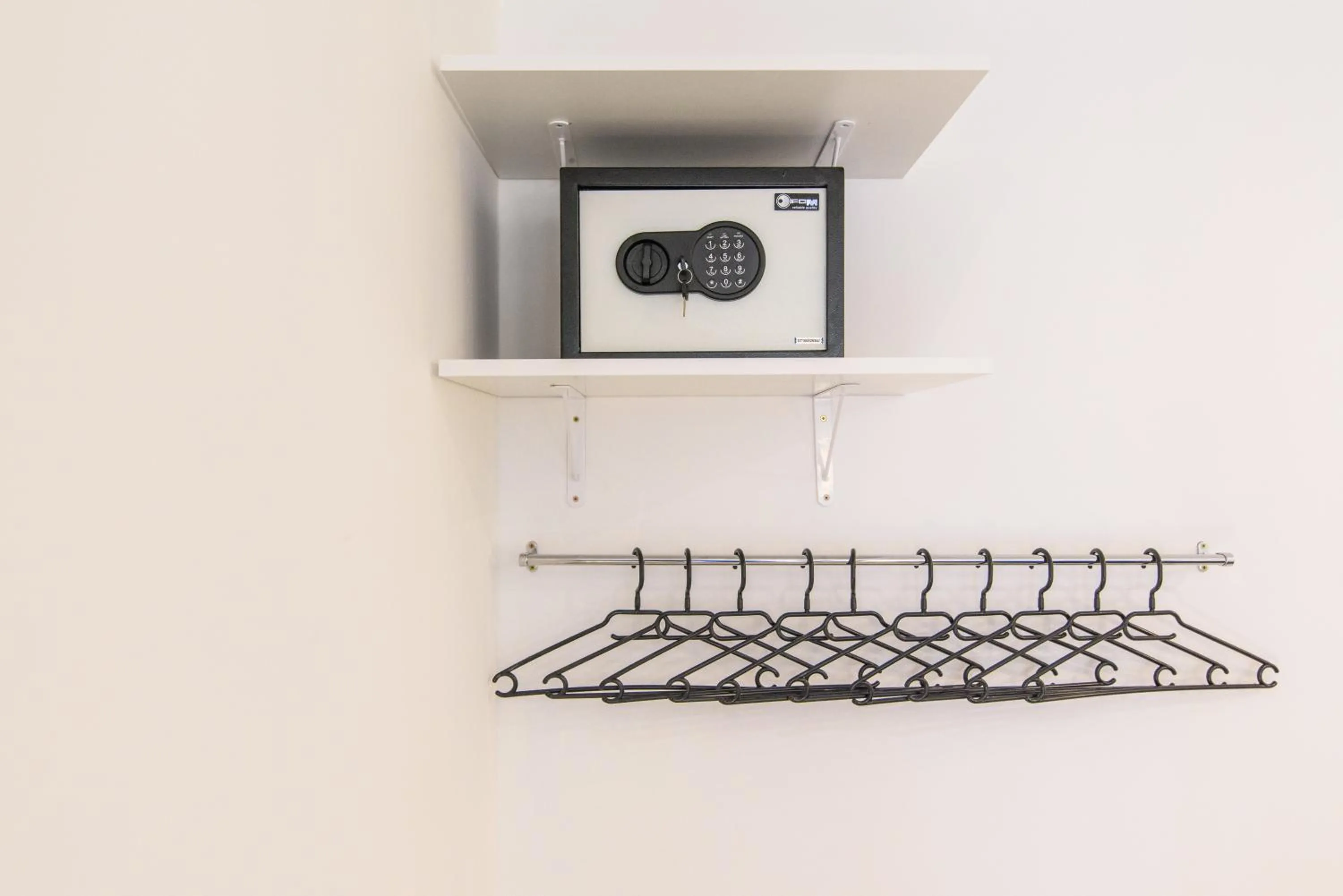 wardrobe in Studio Apartman REA