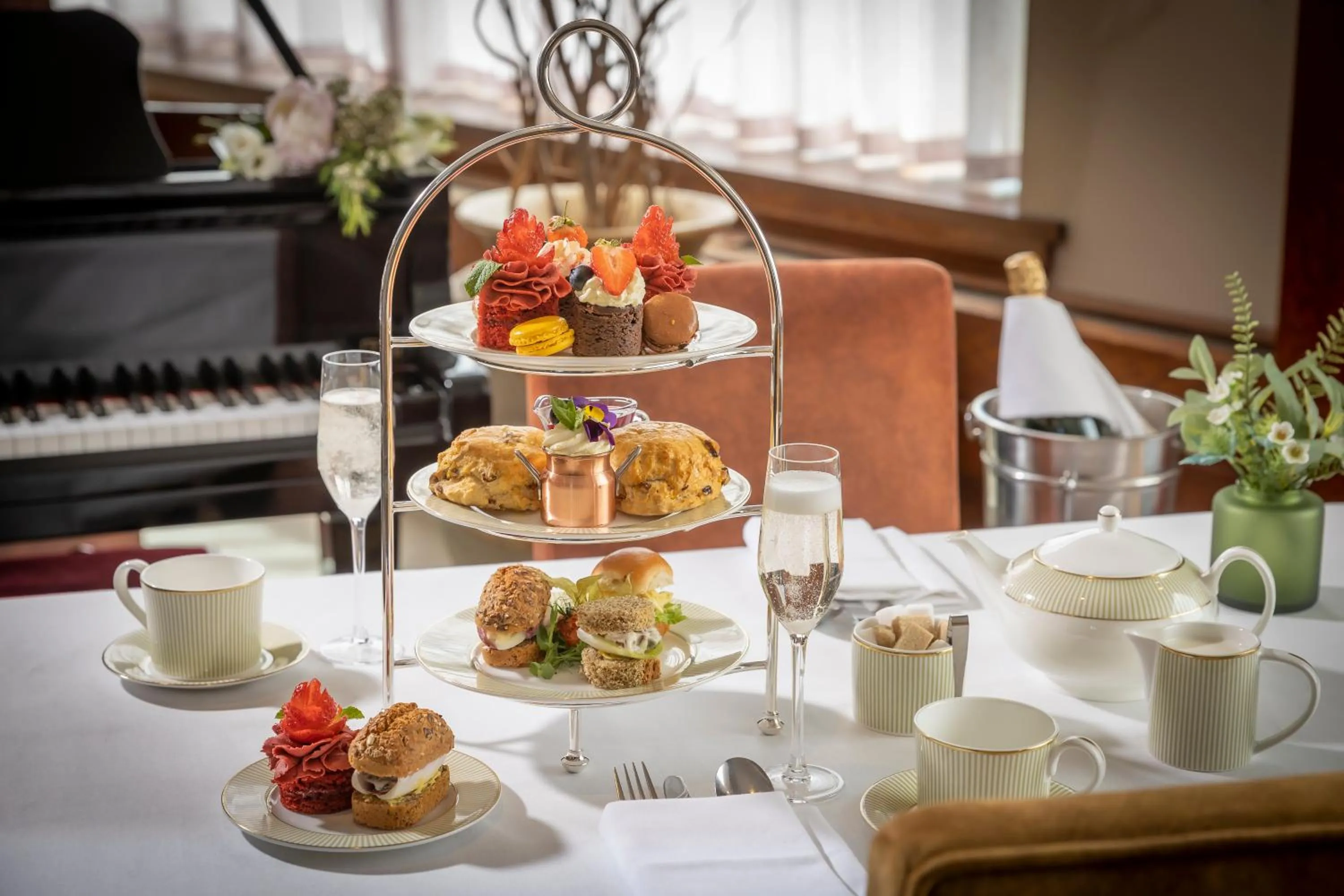 Restaurant/places to eat in Court Yard Hotel