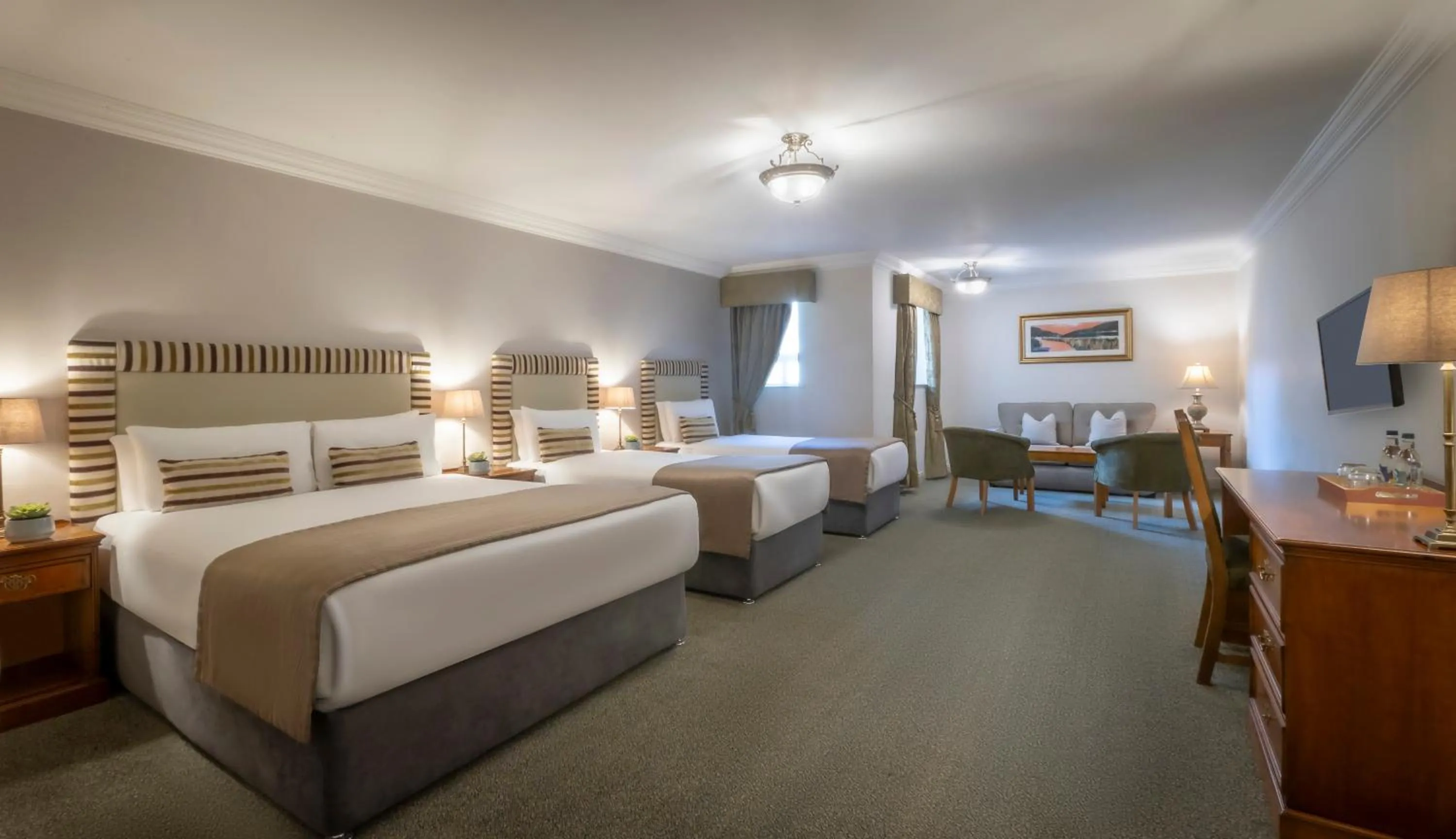 Photo of the whole room, Bed in Bracken Court Hotel