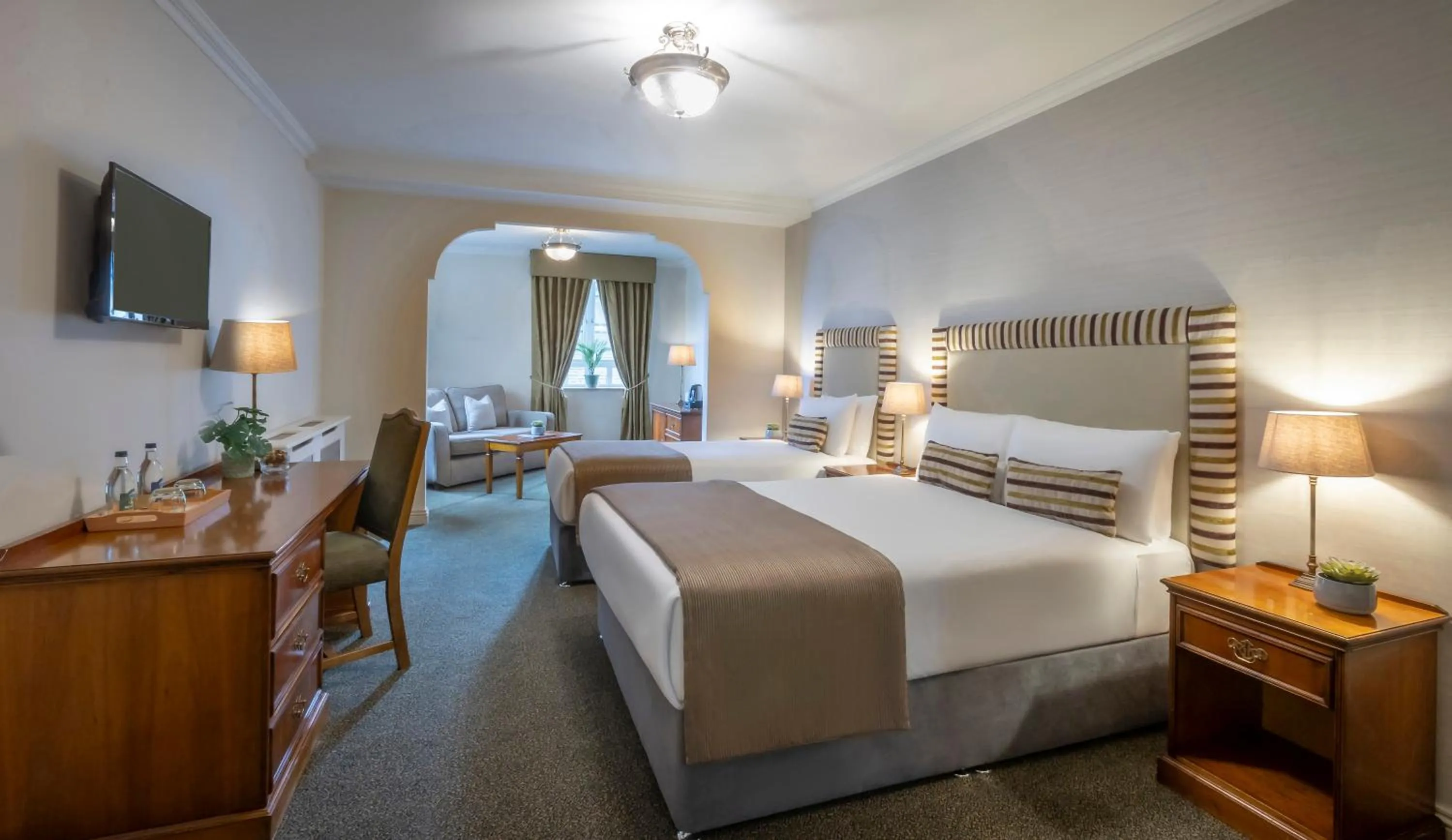 Photo of the whole room, Bed in Bracken Court Hotel