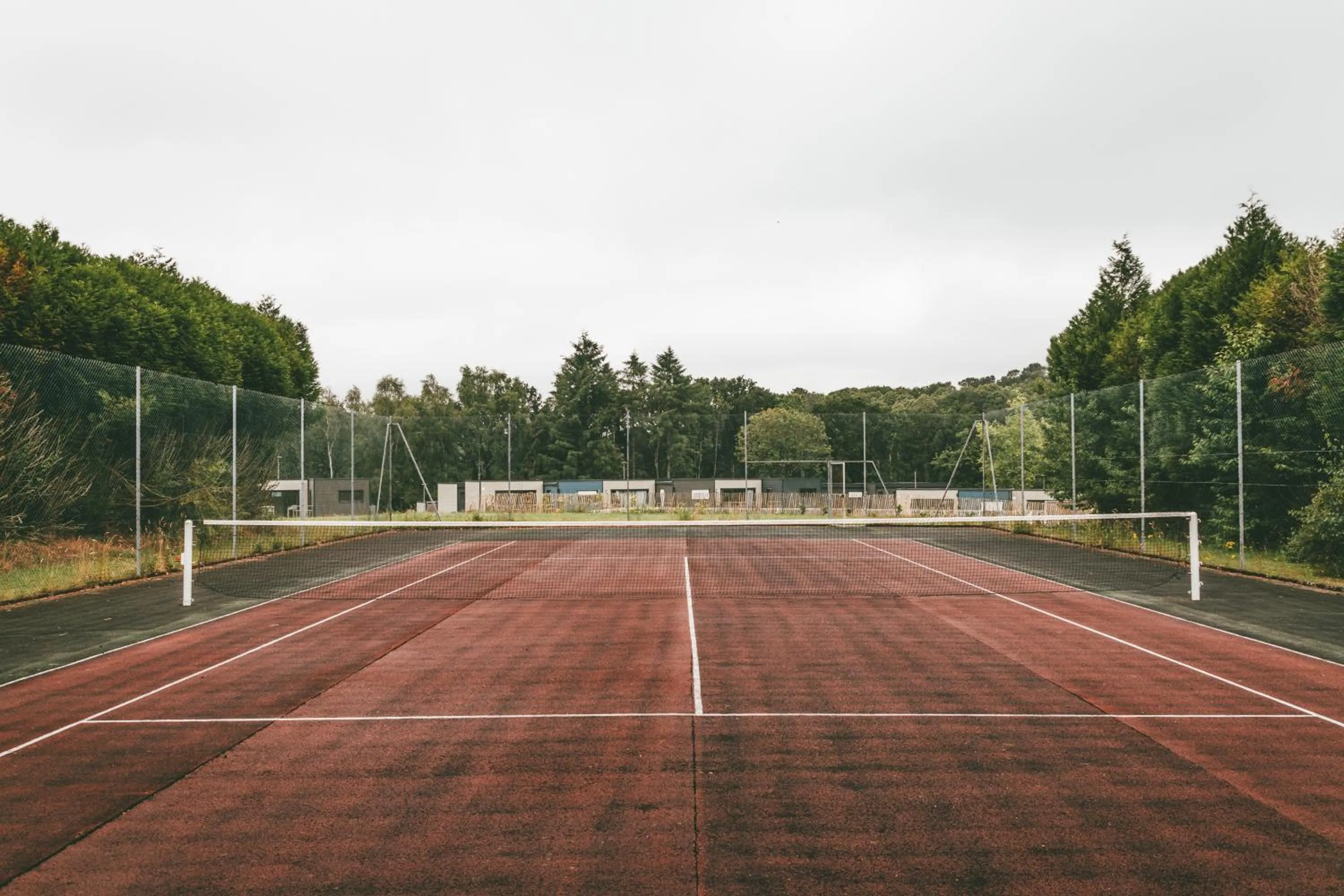 Tennis court in Terres de France - Le Domaine du Moulin Neuf