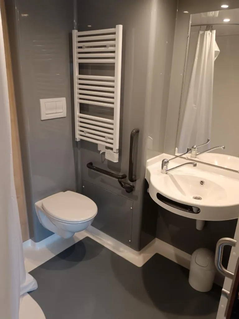 Toilet in Terres de France - Le Domaine du Moulin Neuf