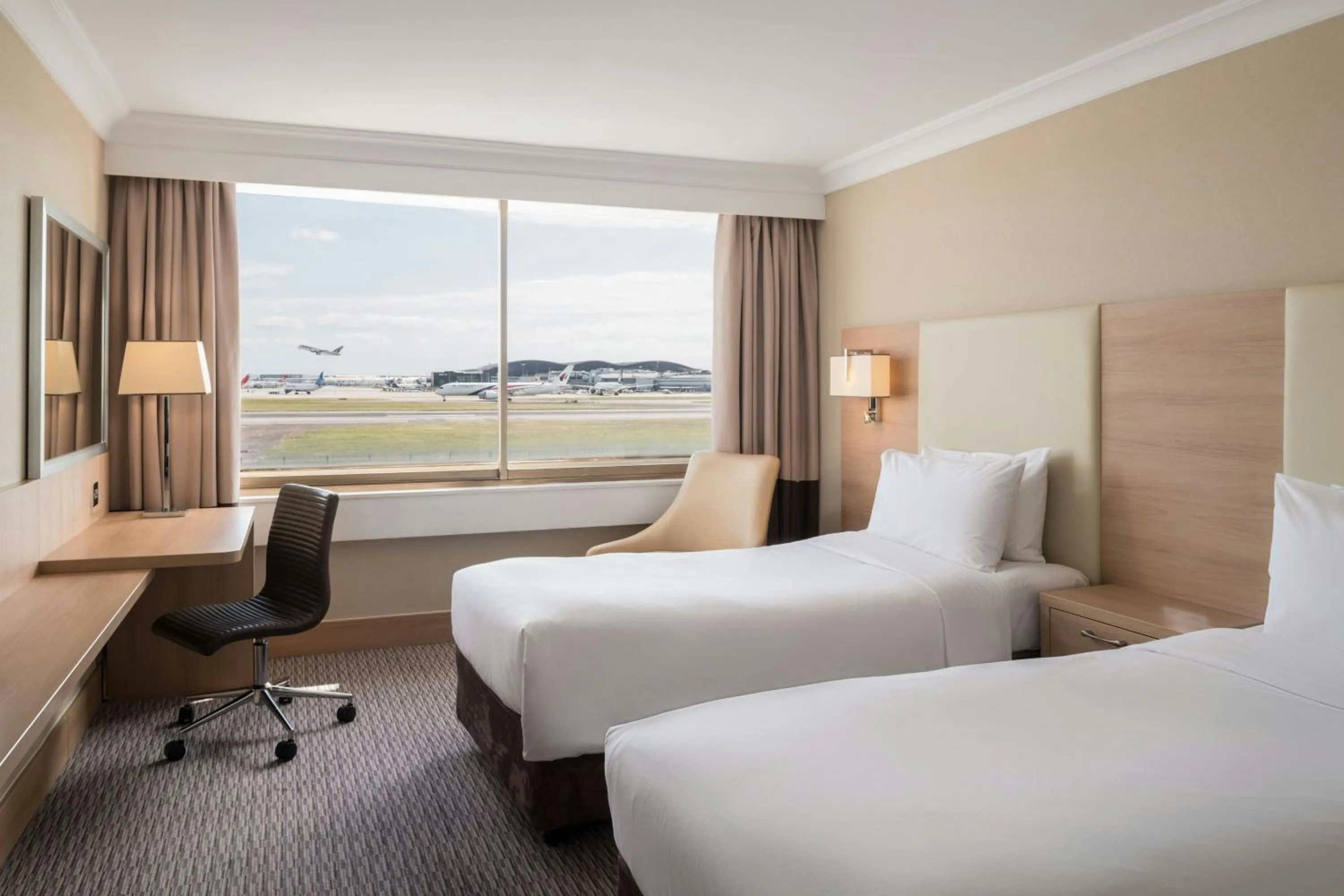 Photo of the whole room, Bed in Renaissance London Heathrow Hotel