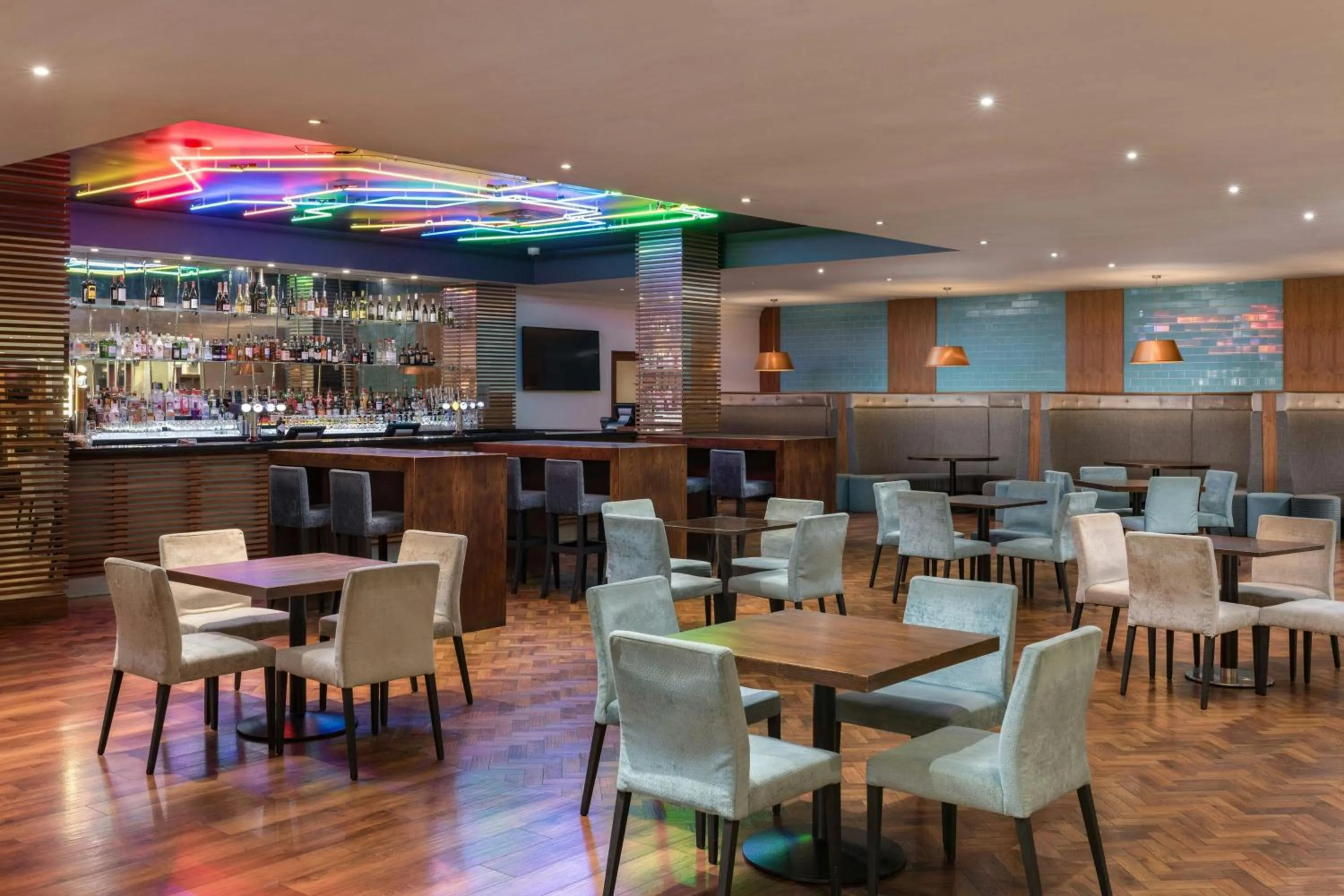 Lounge or bar in Renaissance London Heathrow Hotel