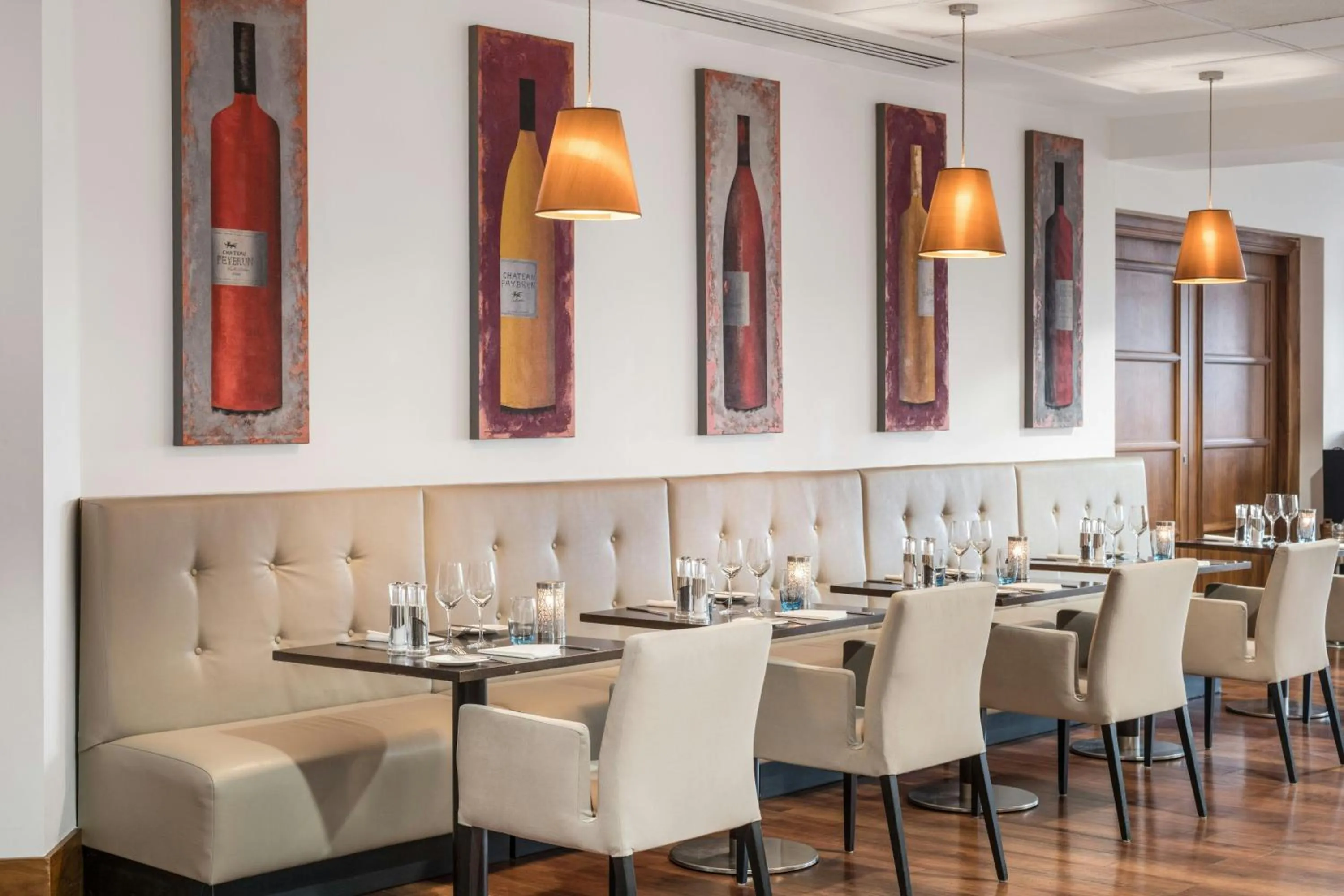 Restaurant/places to eat in Renaissance London Heathrow Hotel