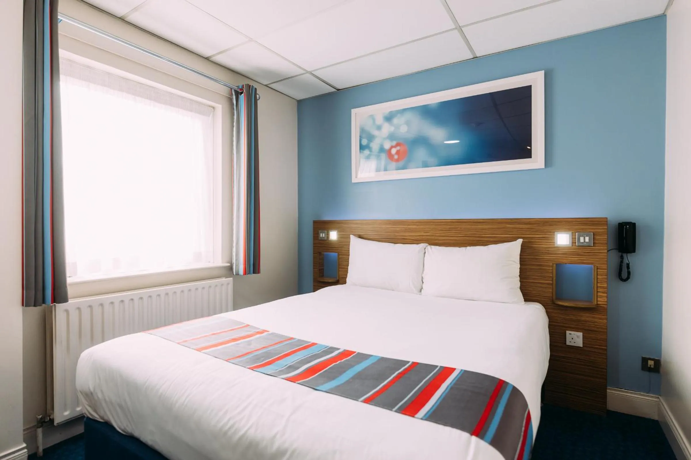 Bedroom, Bed in Travelodge Belfast