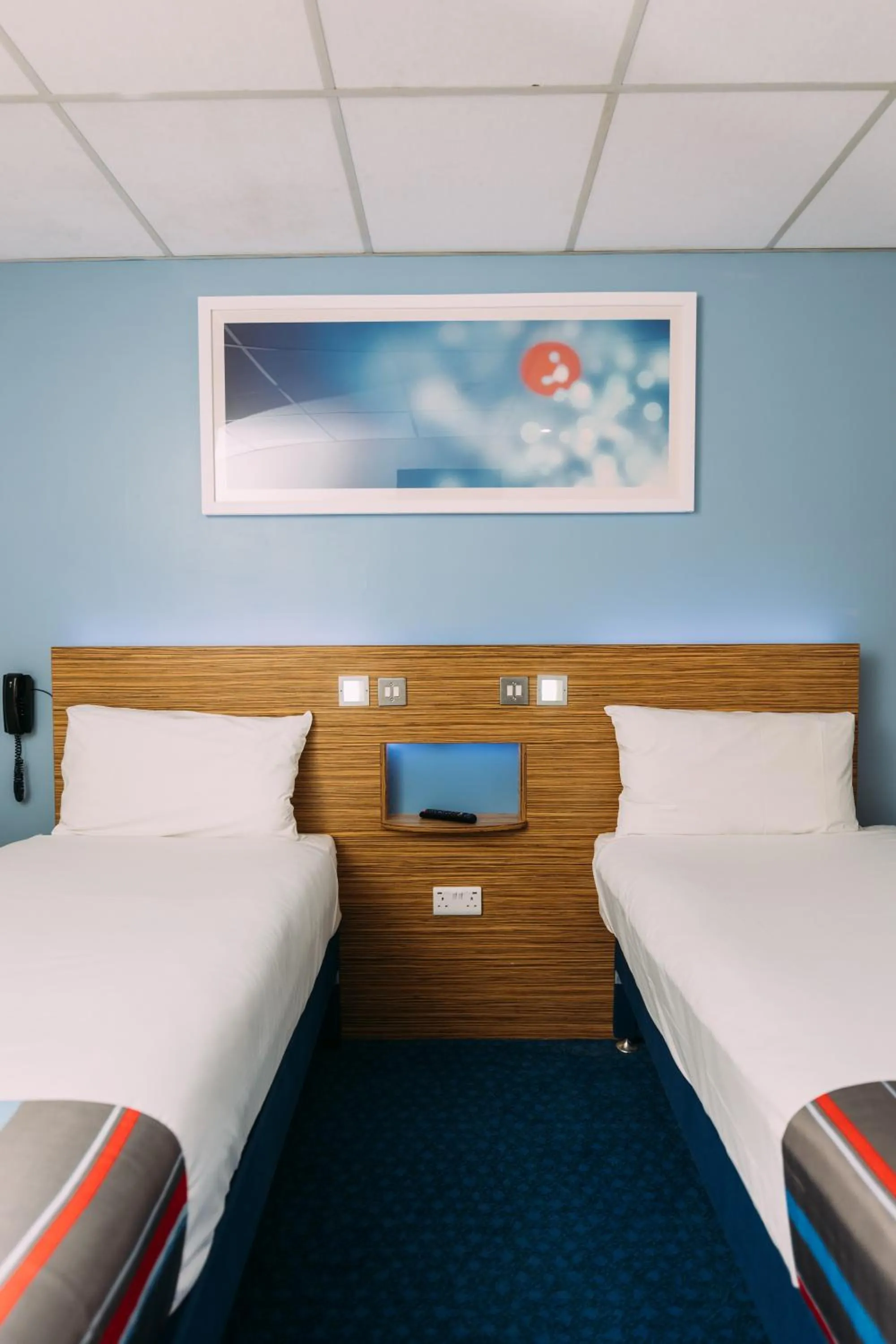 Bedroom, Bed in Travelodge Belfast