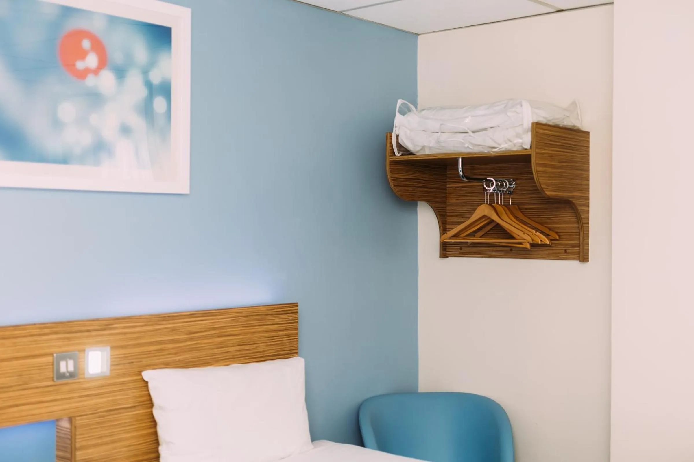 Bedroom, Bed in Travelodge Belfast