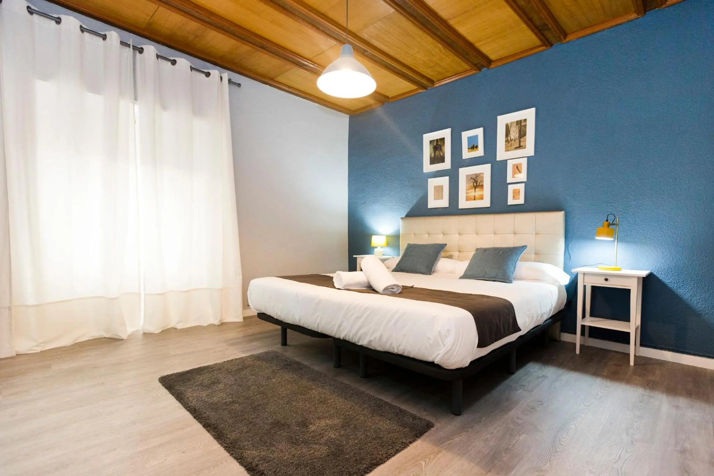 Photo of the whole room, Bed in Total Valencia Vintage