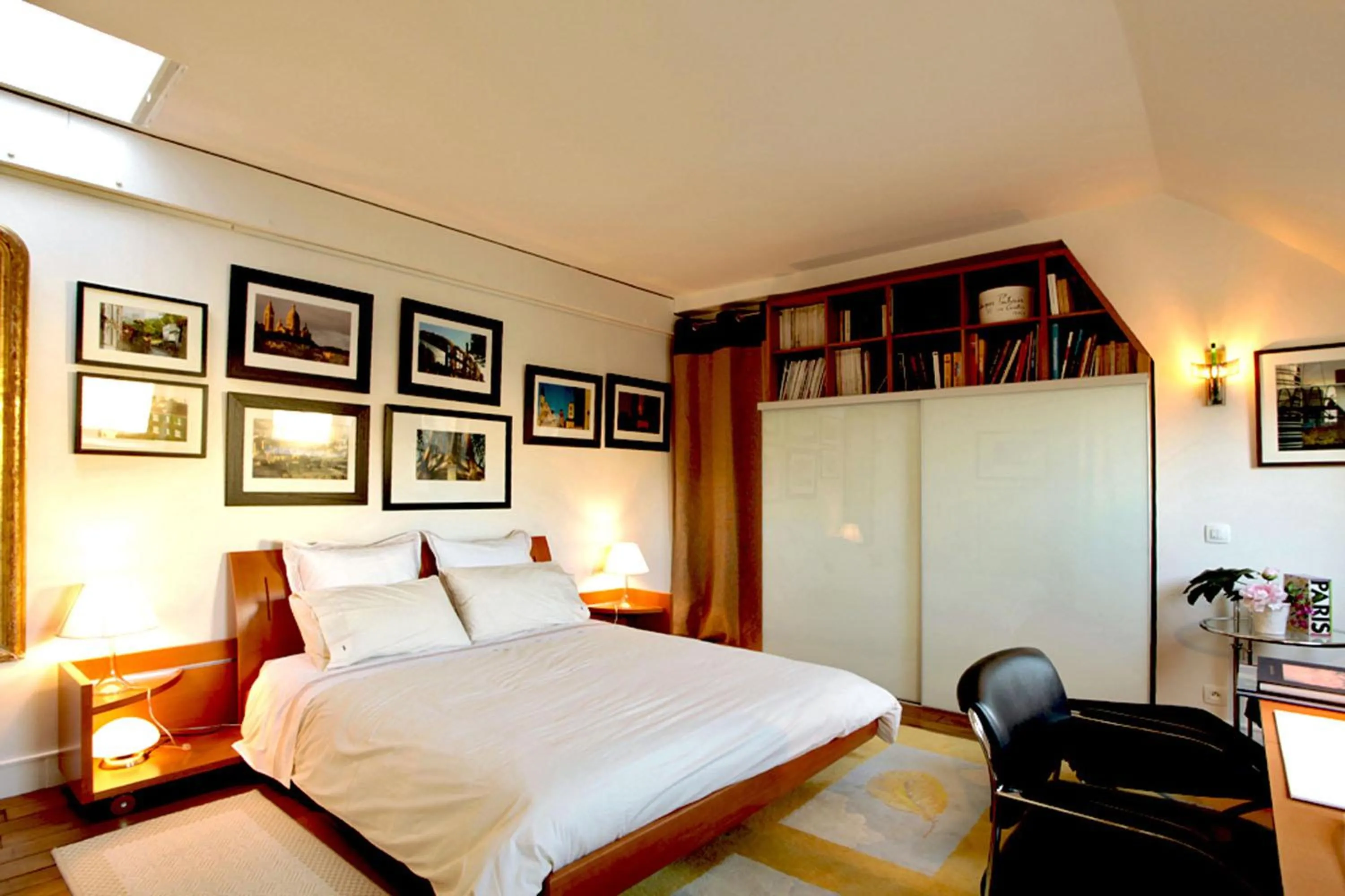 Photo of the whole room in Cote Montmartre