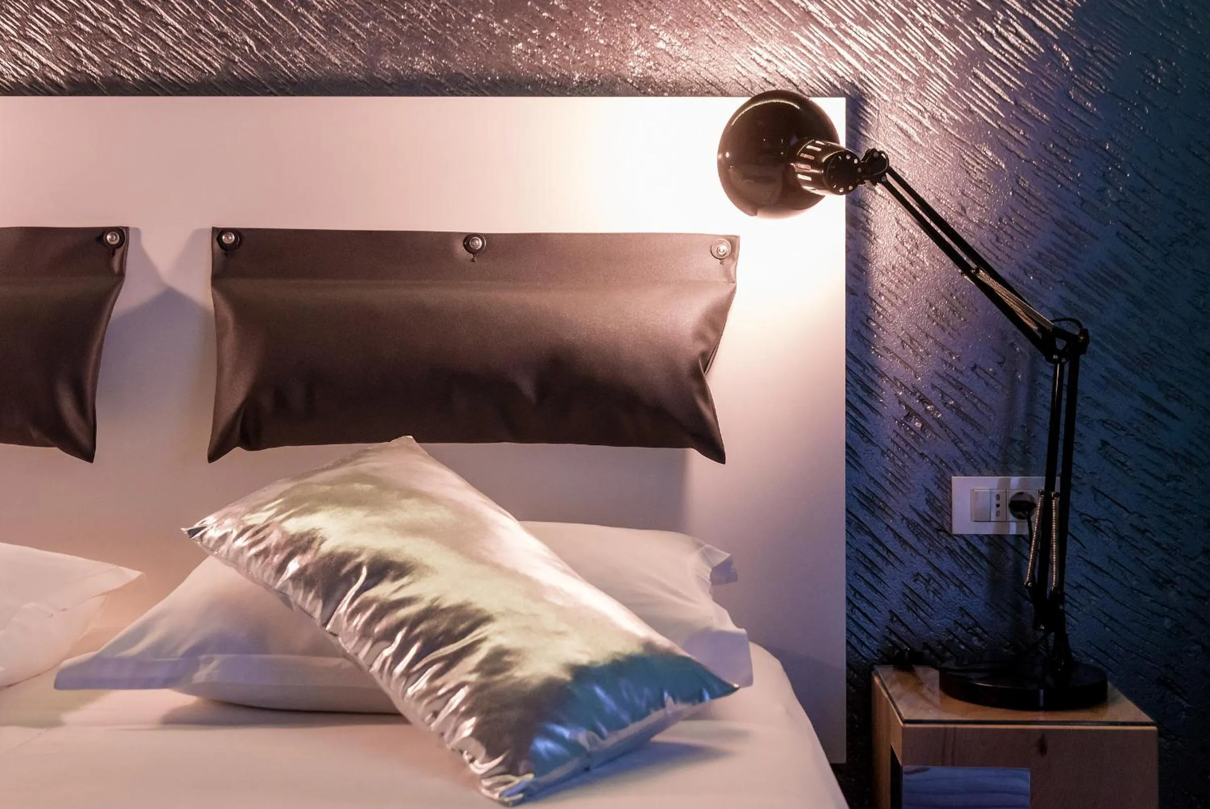 Decorative detail, Bed in Design B&B Bacvice Arti